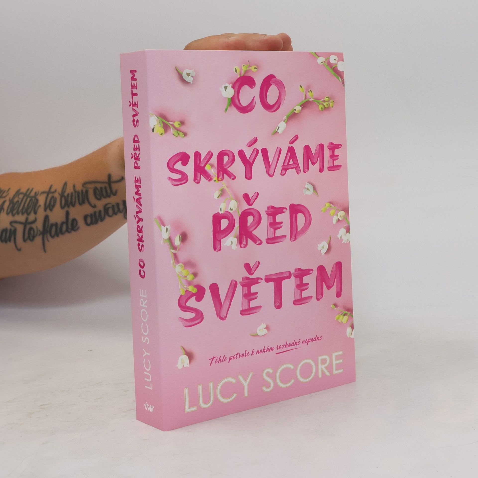 Lucy Score Co skrýváme před světem