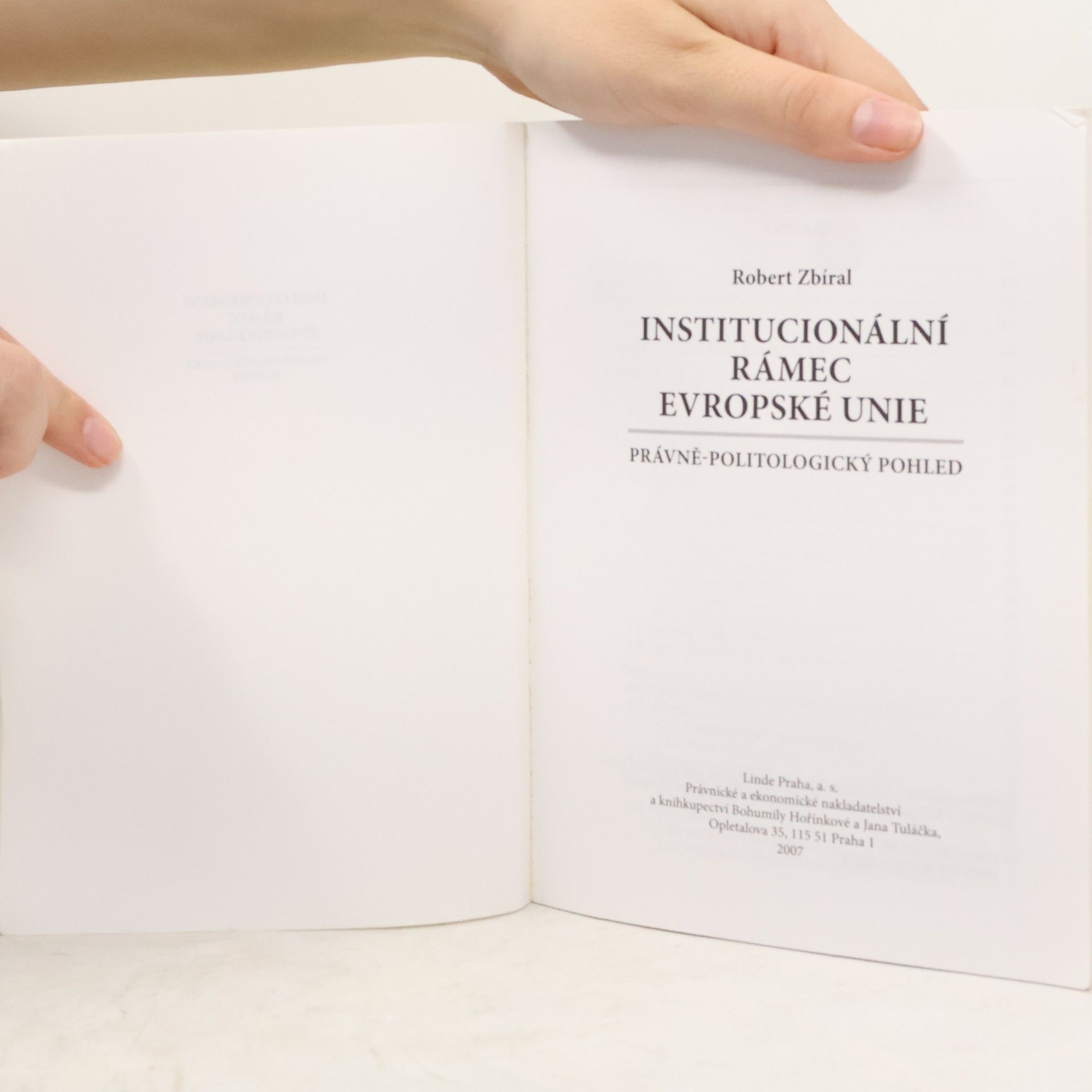 Robert Zbíral Institucionální rámec Evropské unie. Právně-politologický pohled
