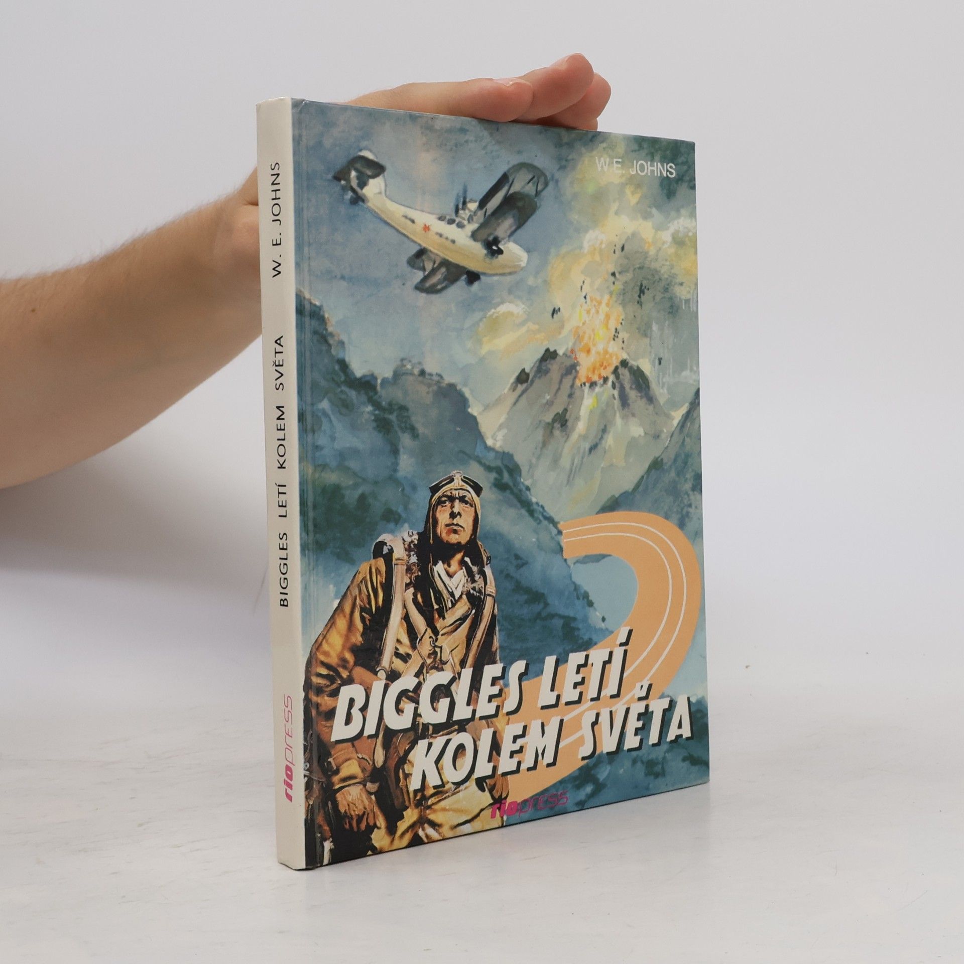 Biggles letí kolem světa
