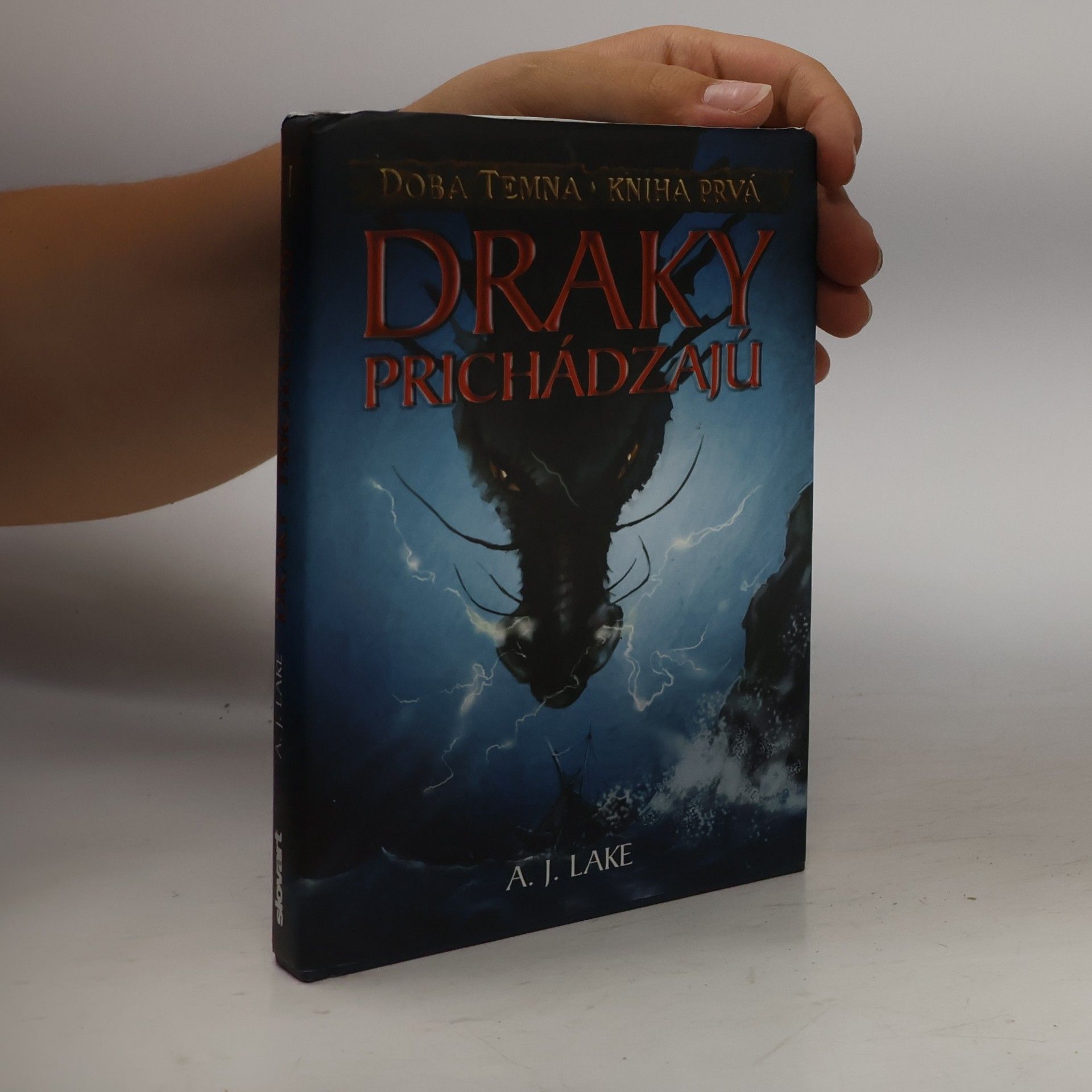 A. J. Lake Draky prichádzajú