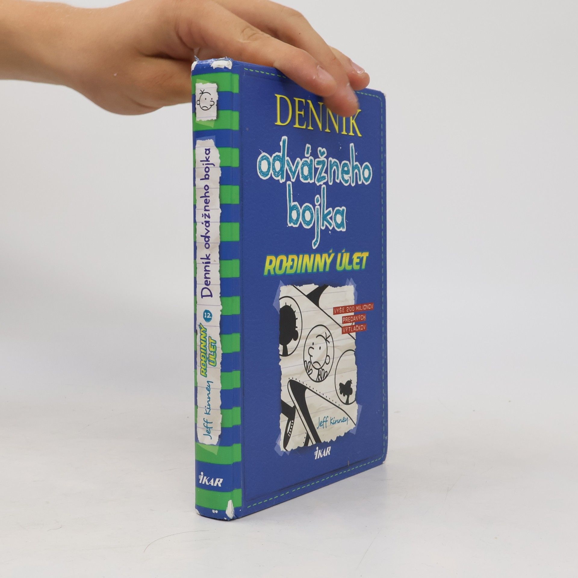 Jeff Kinney Denník odvážneho bojka 12. Rodinný úlet