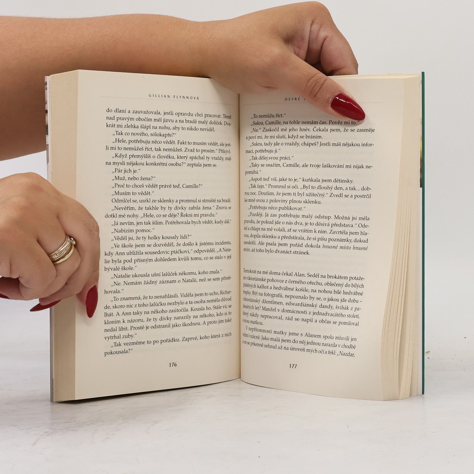 Gillian Flynn Ostré předměty