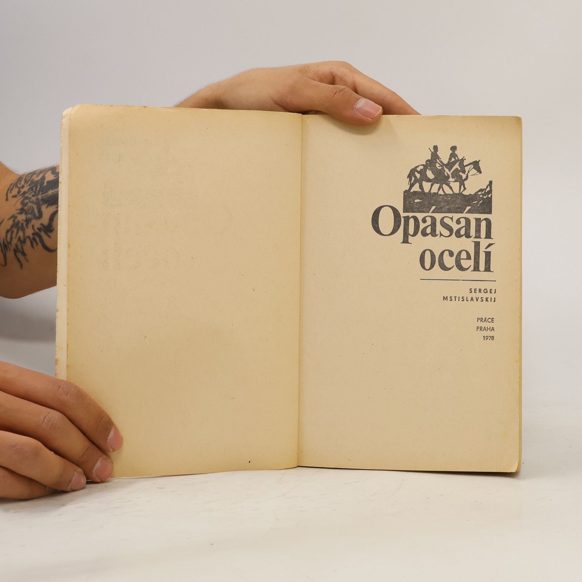 S. D. Sergej Dmitrijevič Mstislavskij Opásán ocelí