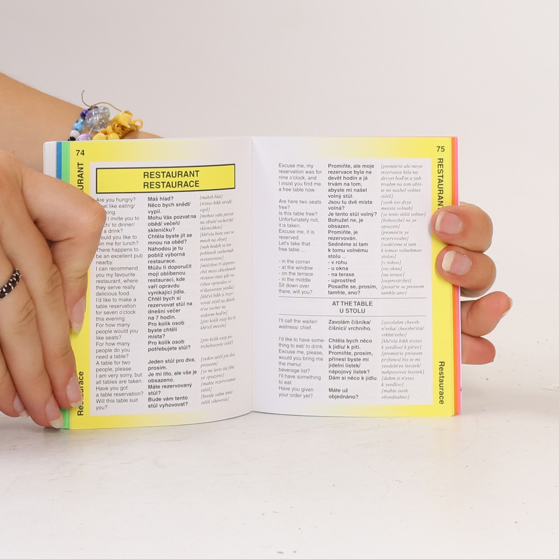 Martina Sobotíková Czech - English: Phrase book = anglicko-česká konverzace