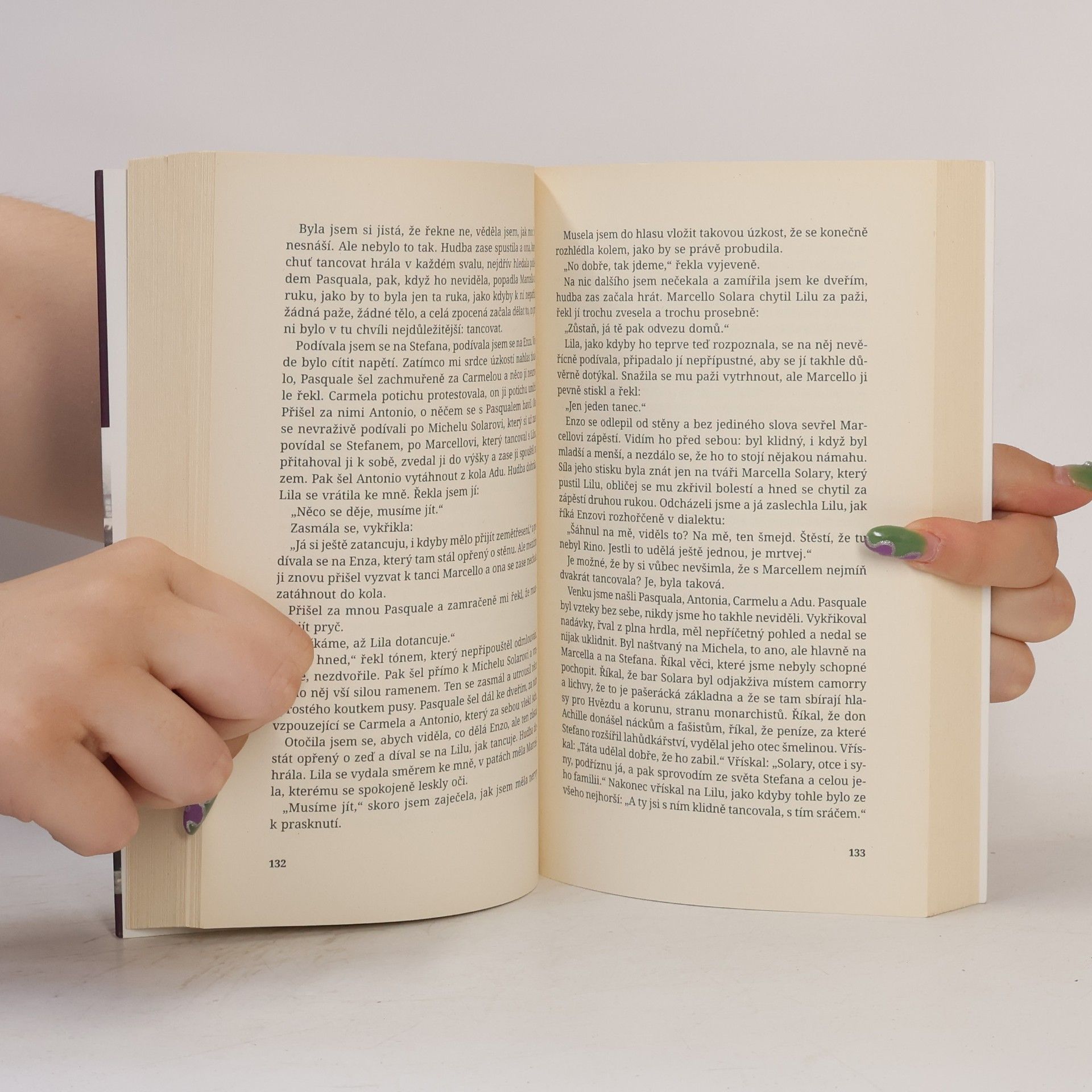 Elena Ferrante Geniální přítelkyně 1. Dětství a dospívání