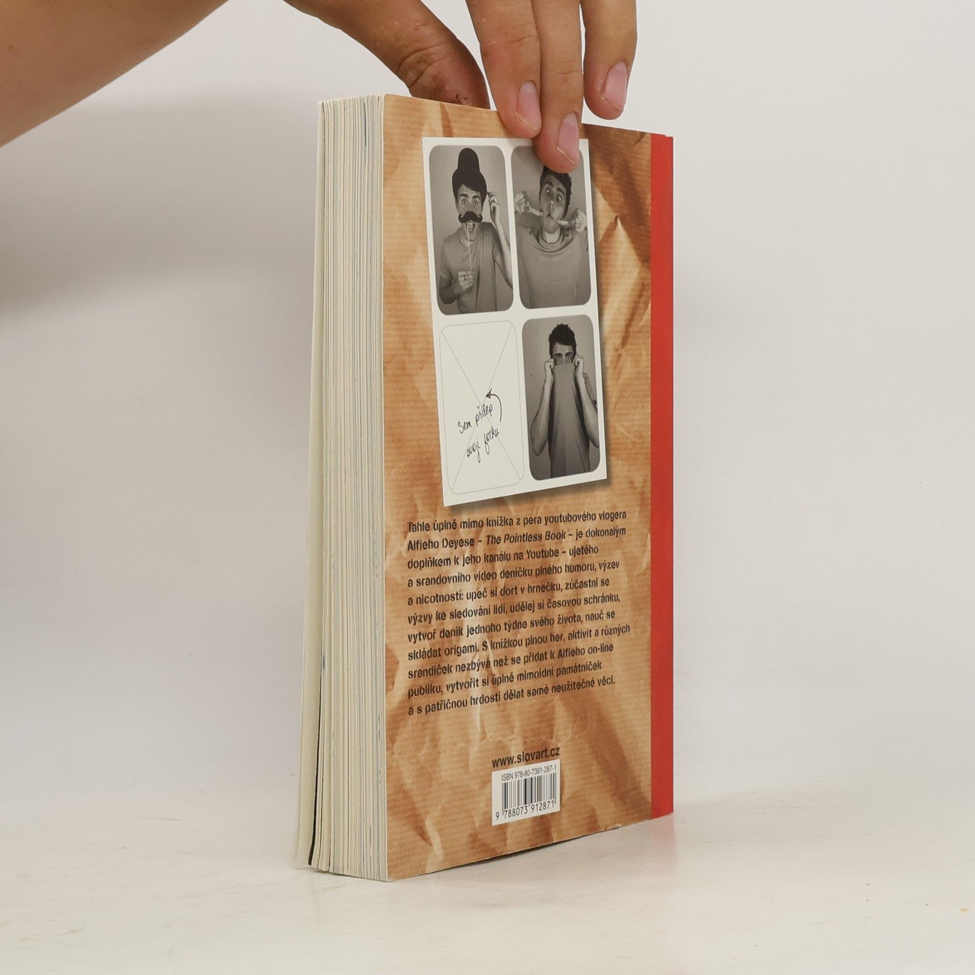 Alfie Deyes The pointless book. Alfie Deyes s ní začal, ty ji doděláš