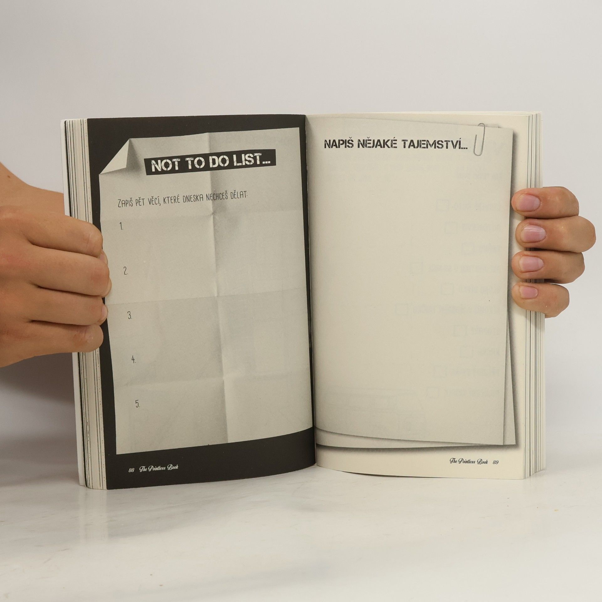 Alfie Deyes The pointless book. Alfie Deyes s ní začal, ty ji doděláš
