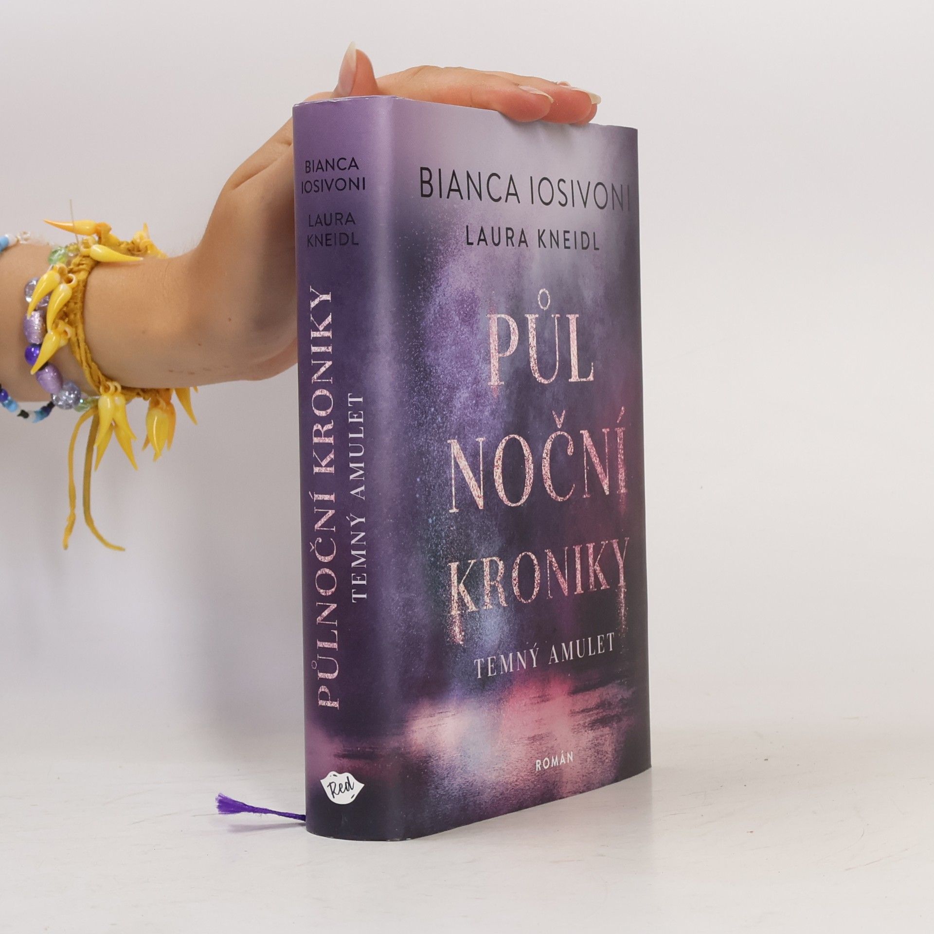 Bianca Iosivoni Půlnoční kroniky: Temný amulet.