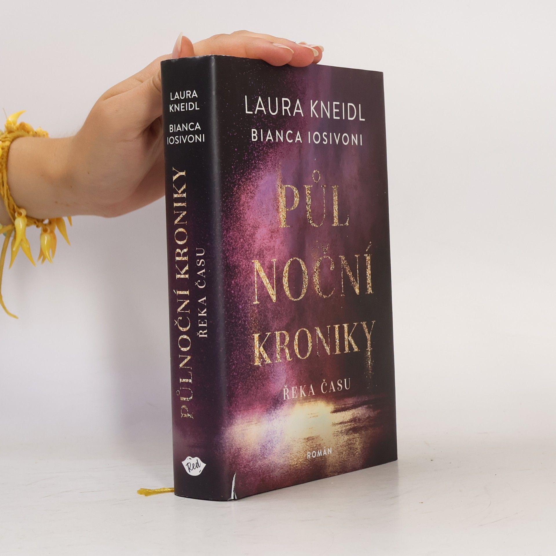 Laura Kneidl Půlnoční kroniky. Řeka času