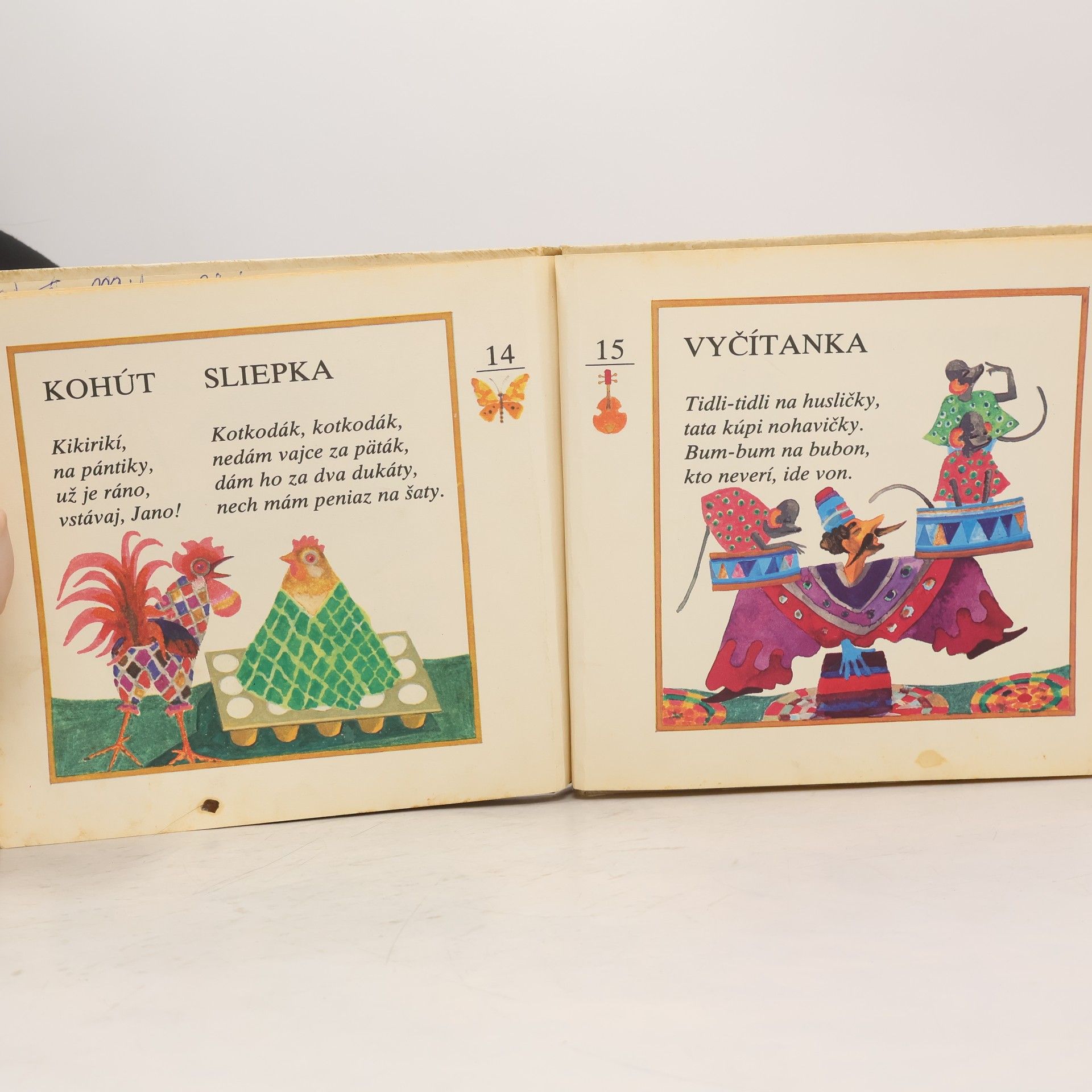 Branislav Slezáček V tejto knížke rapoce straka, žabiatko kváka, cvrliká svrček, sliepka kotkodáka