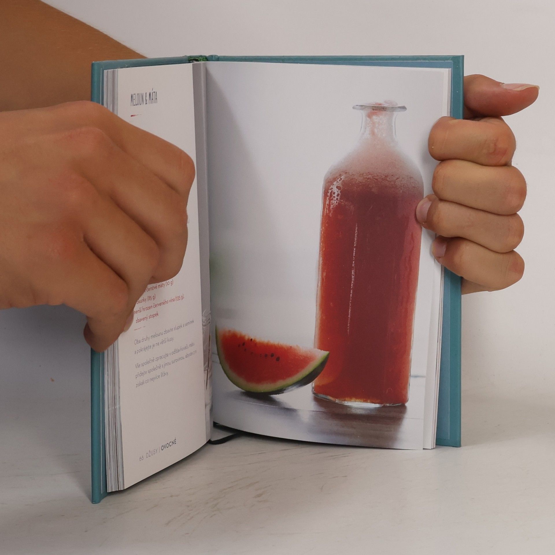 Ella Woodward Lahodně s Ellou. Džusy a smoothies pro každý den