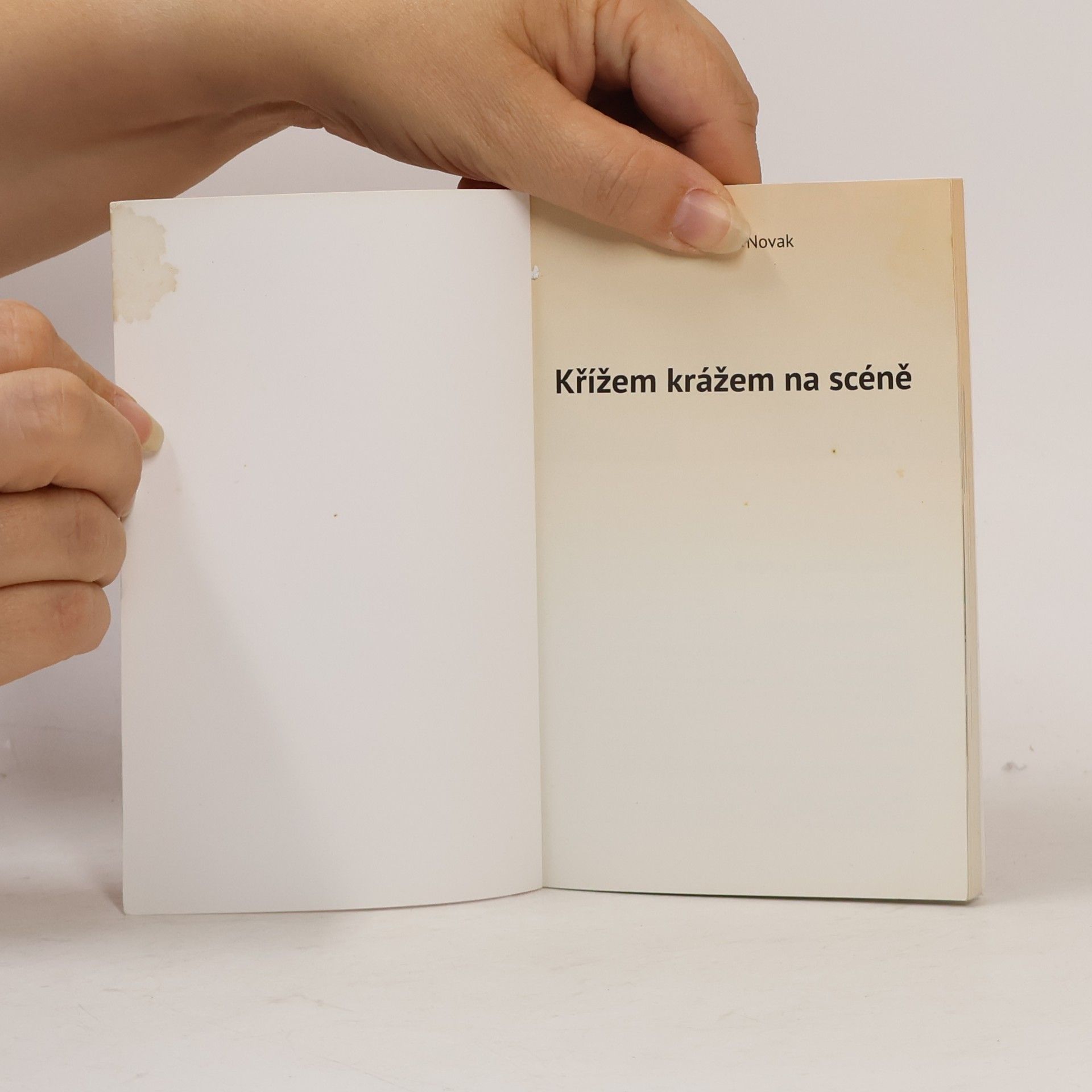 Kornelius Novak Křížem krážem na scéně