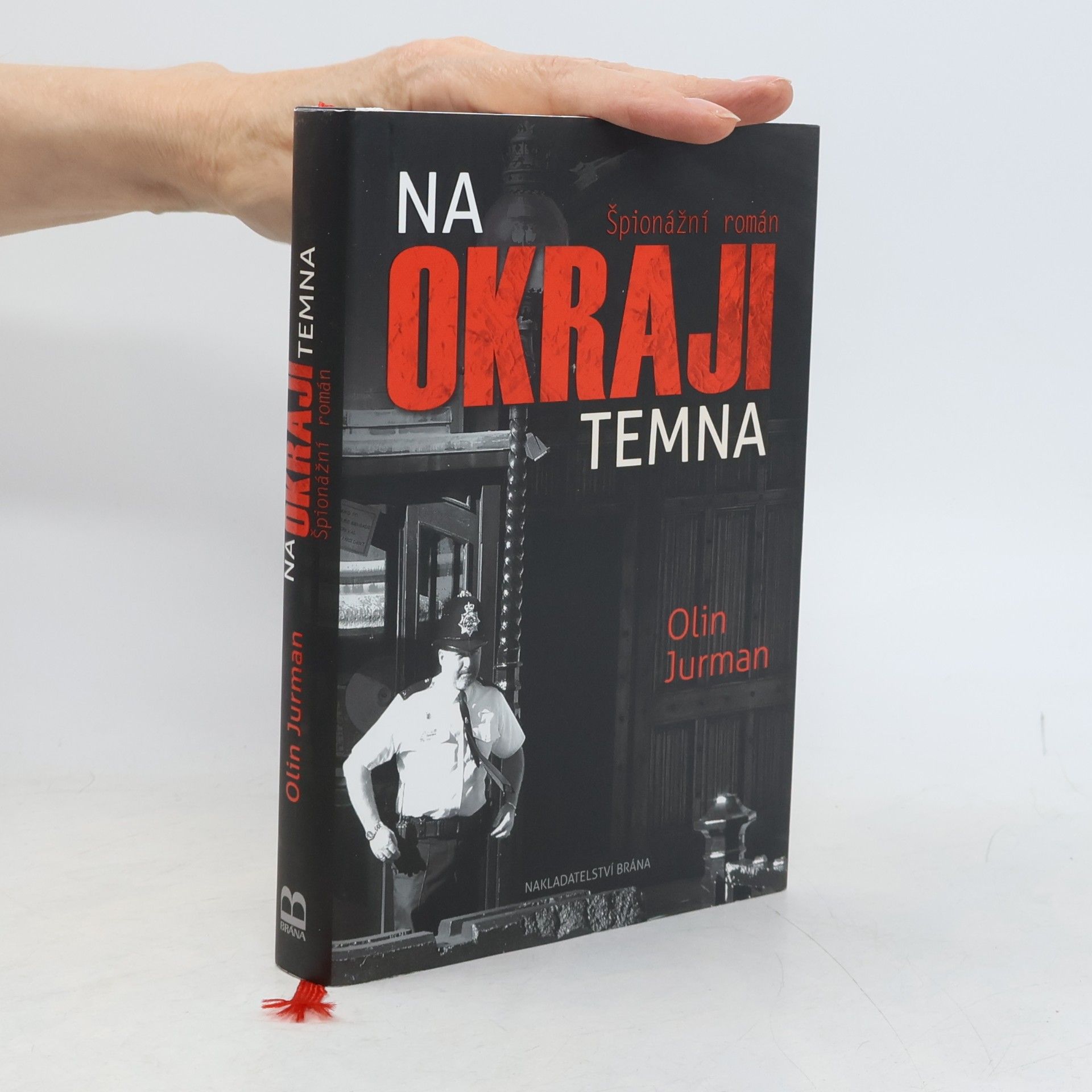 Na okraji temna: špionážní román