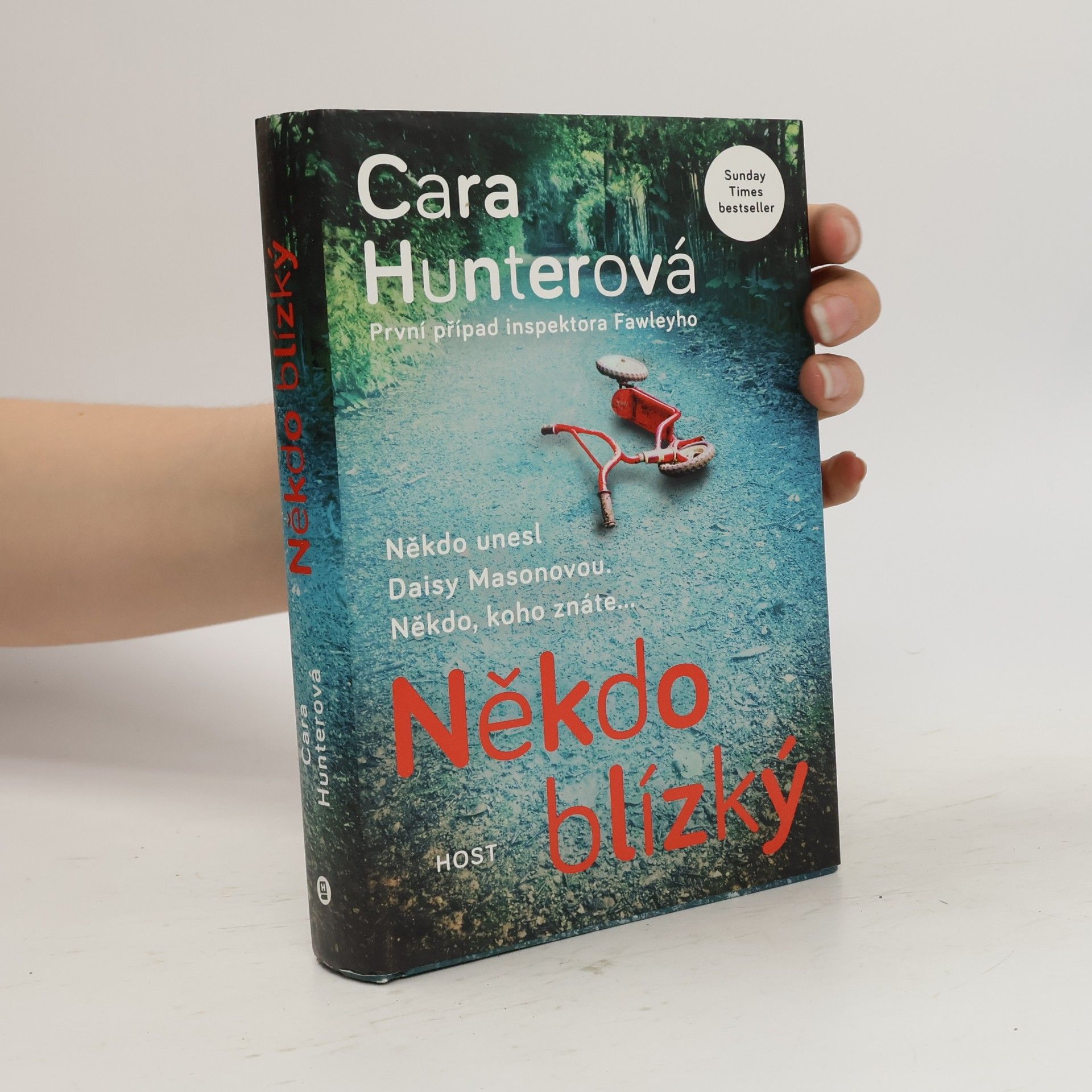 Cara Hunter Někdo blízký. První případ inspektora Fawleyho