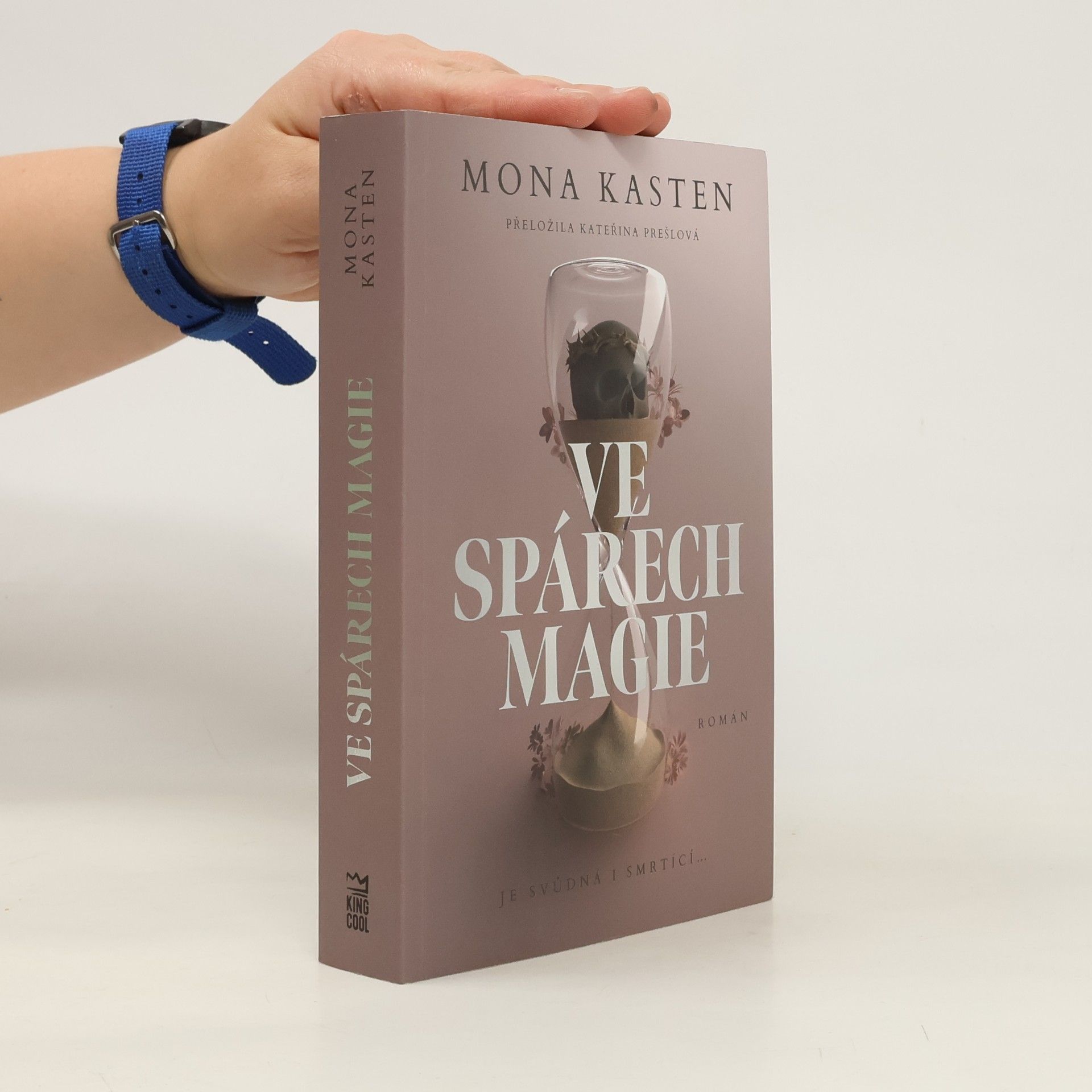 Mona Kasten Ve spárech magie