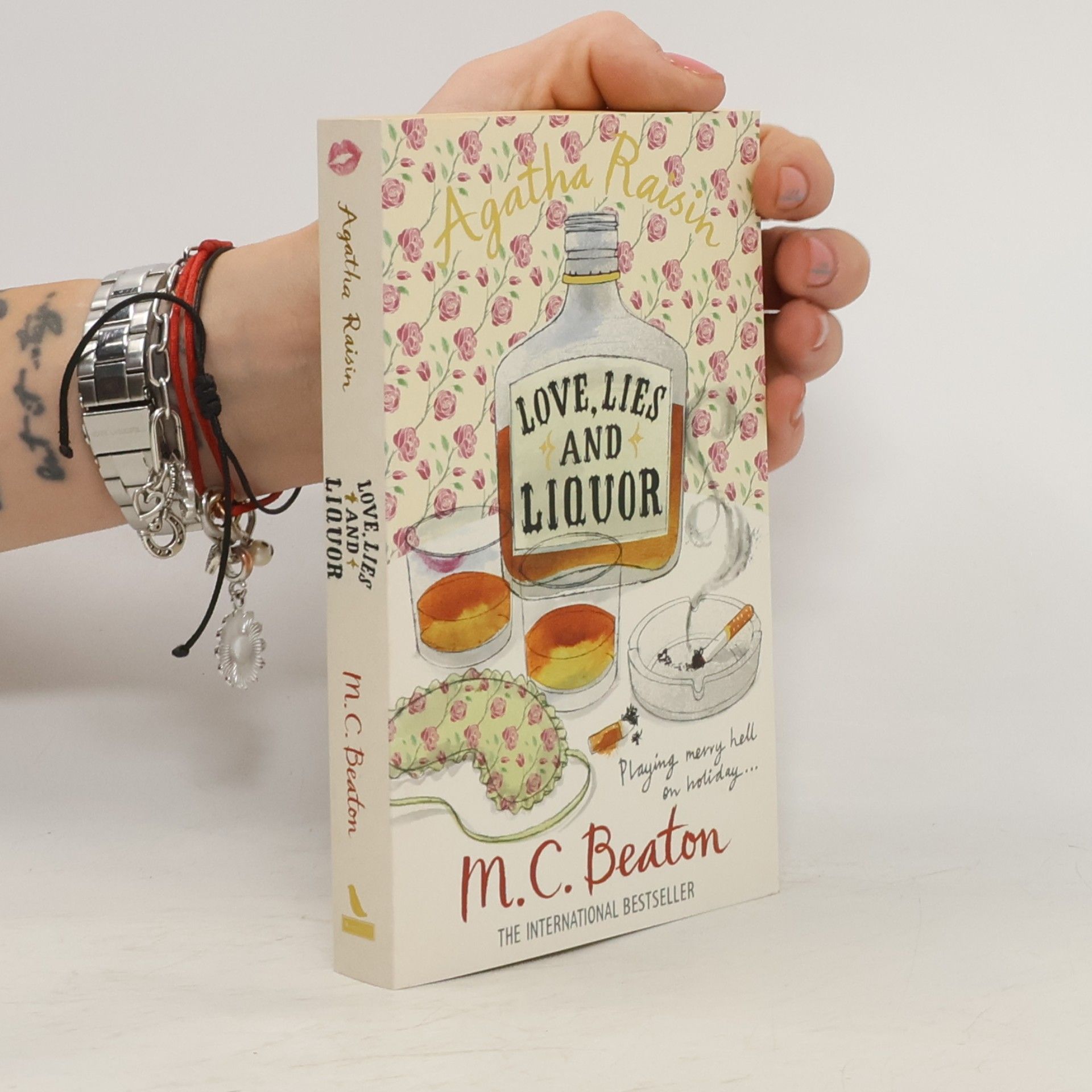 M. C. Beaton Agatha Raisin. Love, lies and liquor