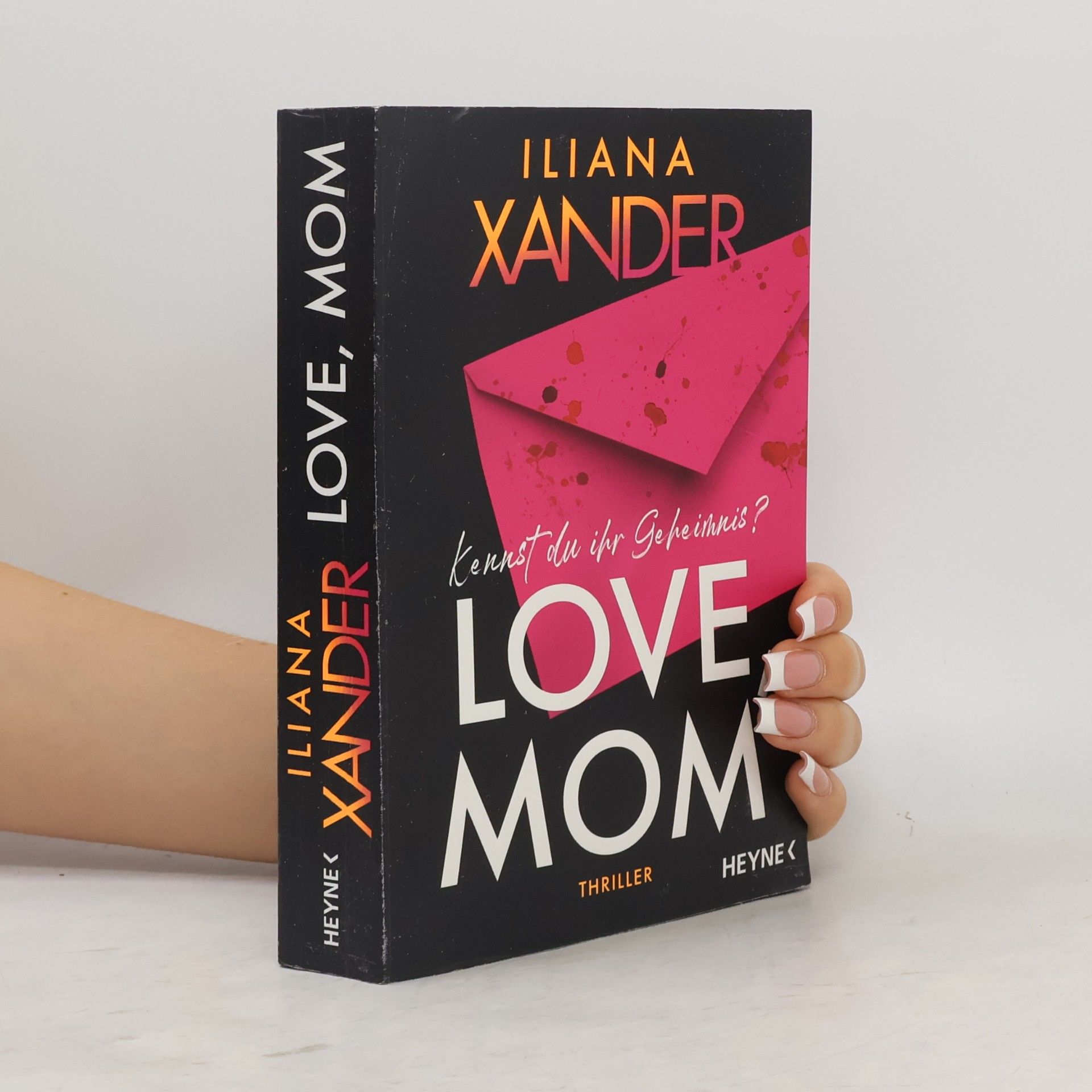 Iliana Xander Love, Mom