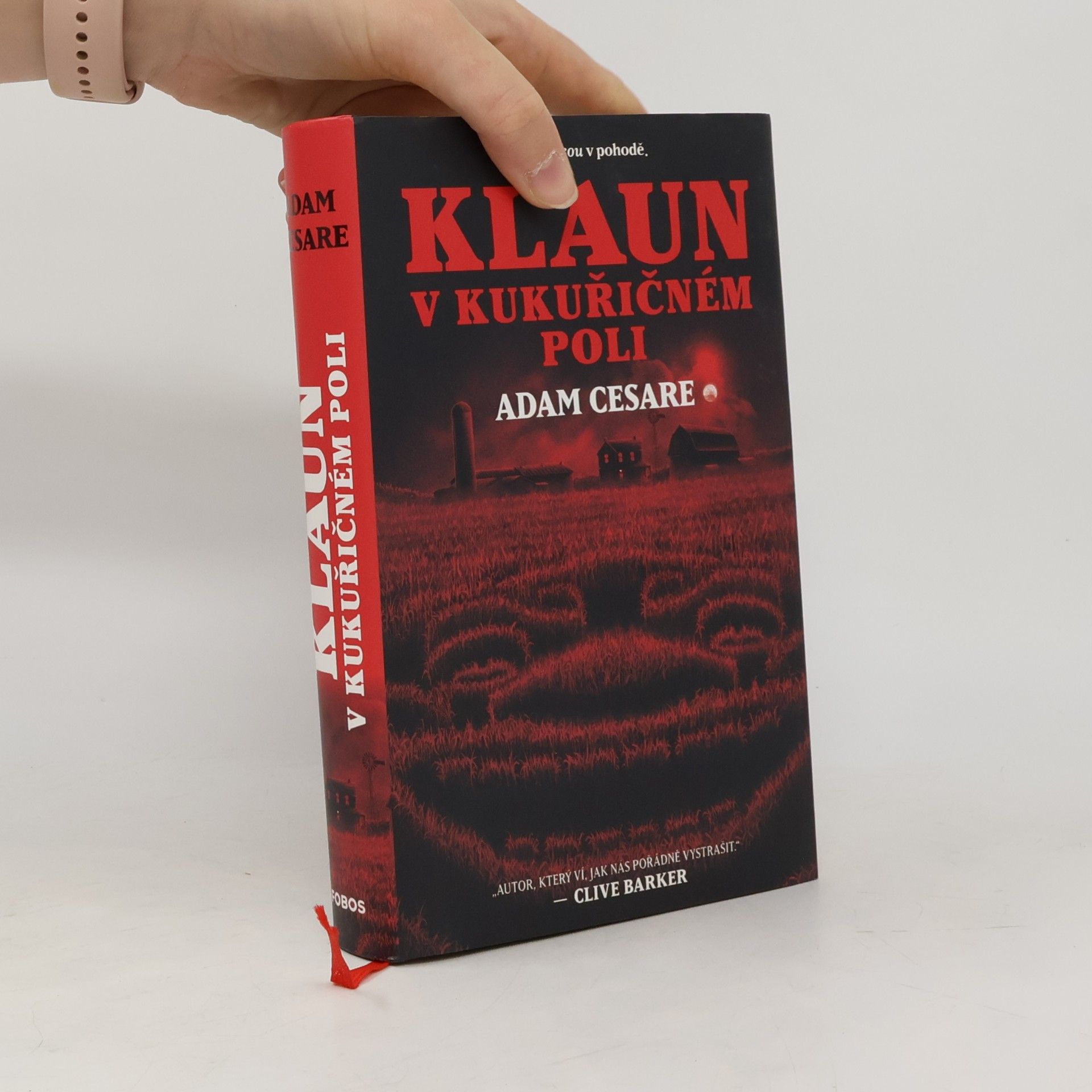 Adam Cesare Klaun v kukuřičném poli