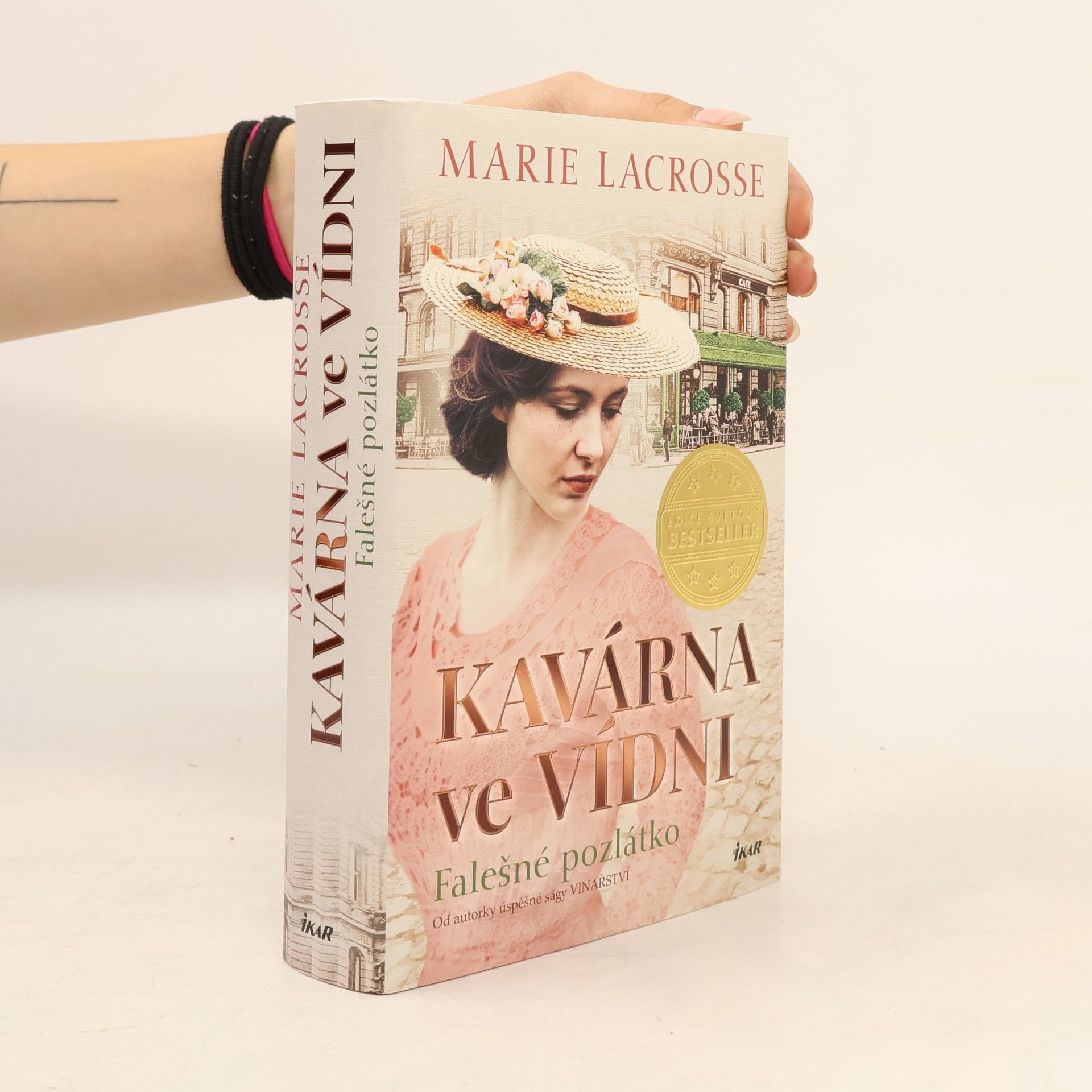 Marie Lacrosse Kavárna ve Vídni. Falešné pozlátko