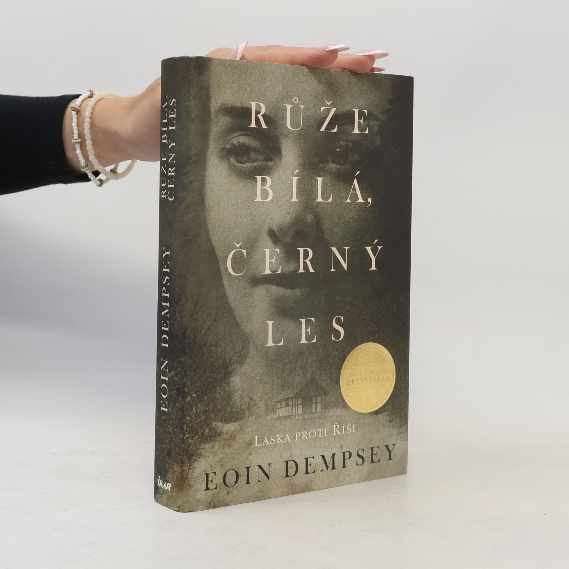 Eoin Dempsey Růže bílá, černý les