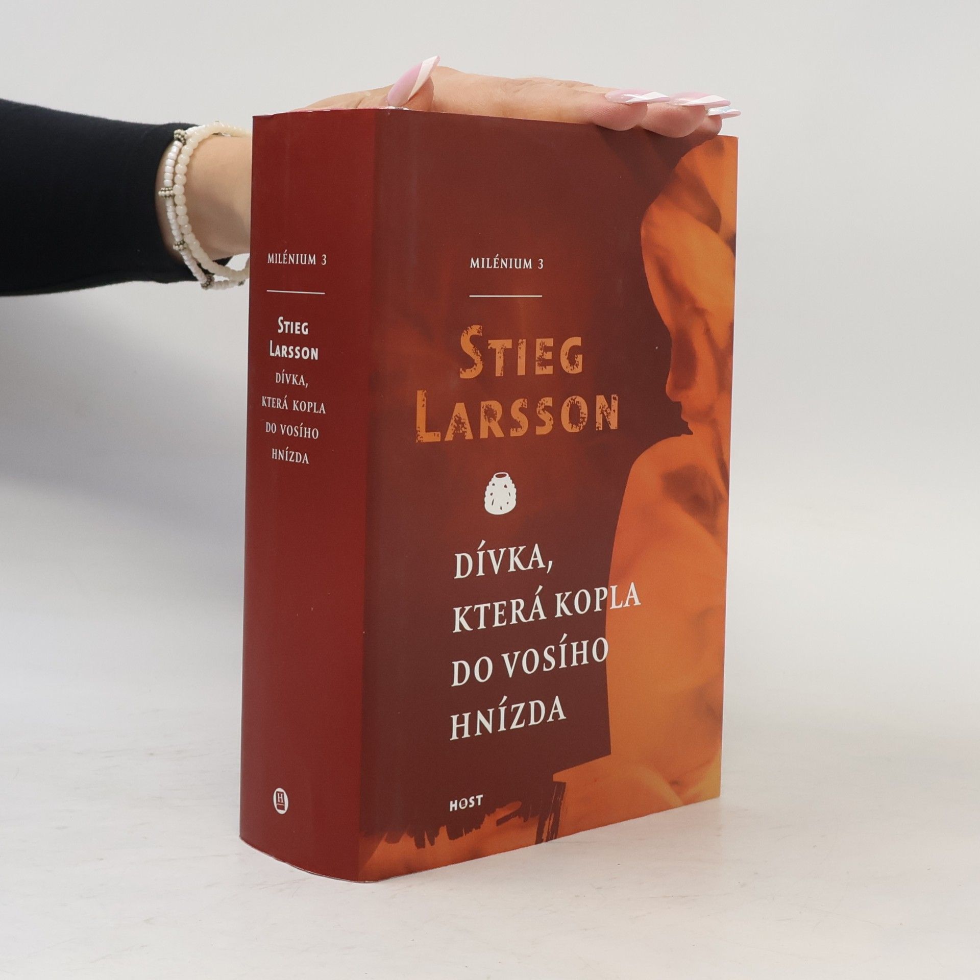 Dívka, která kopla do vosího hnízda