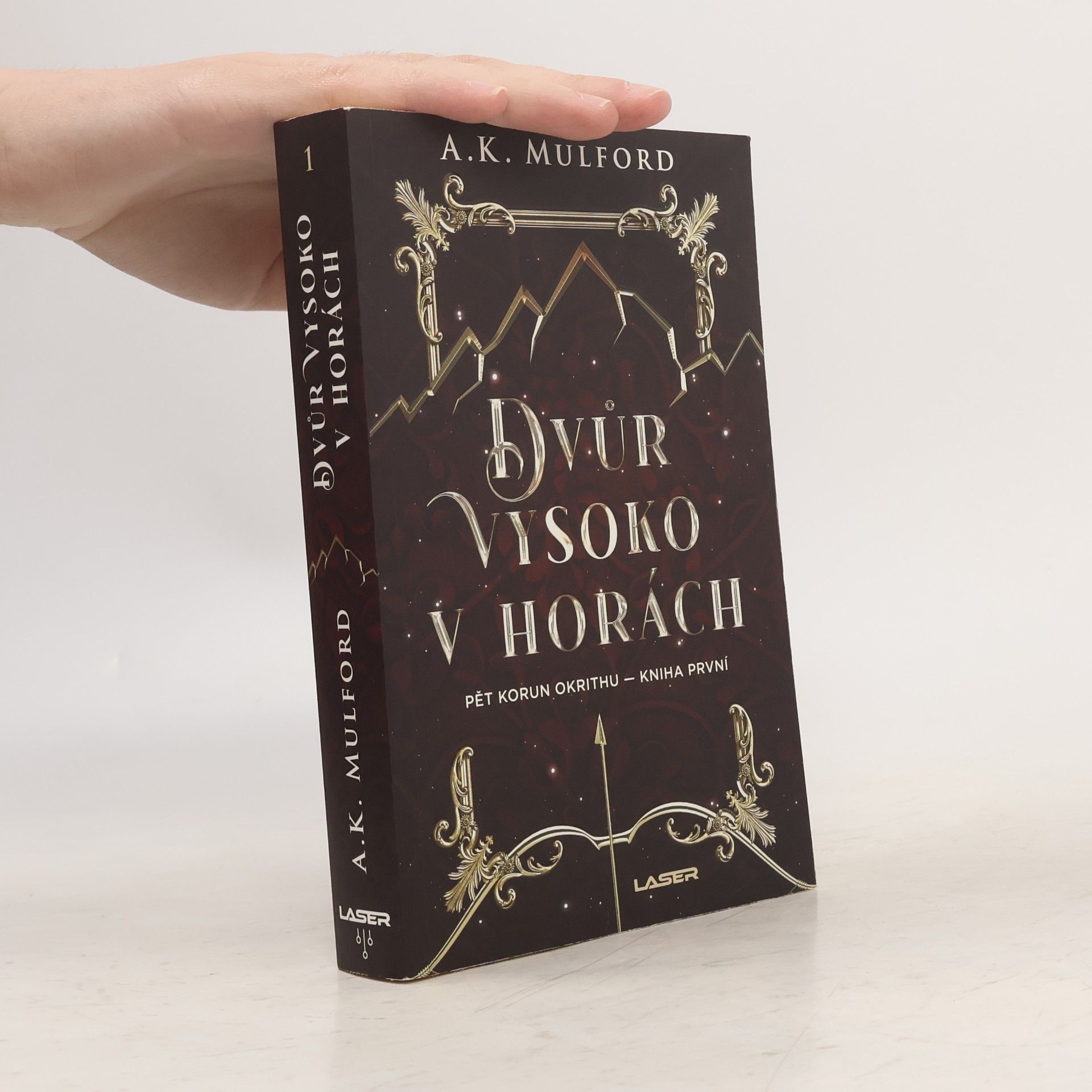 A. K. Mulford Dvůr vysoko v horách