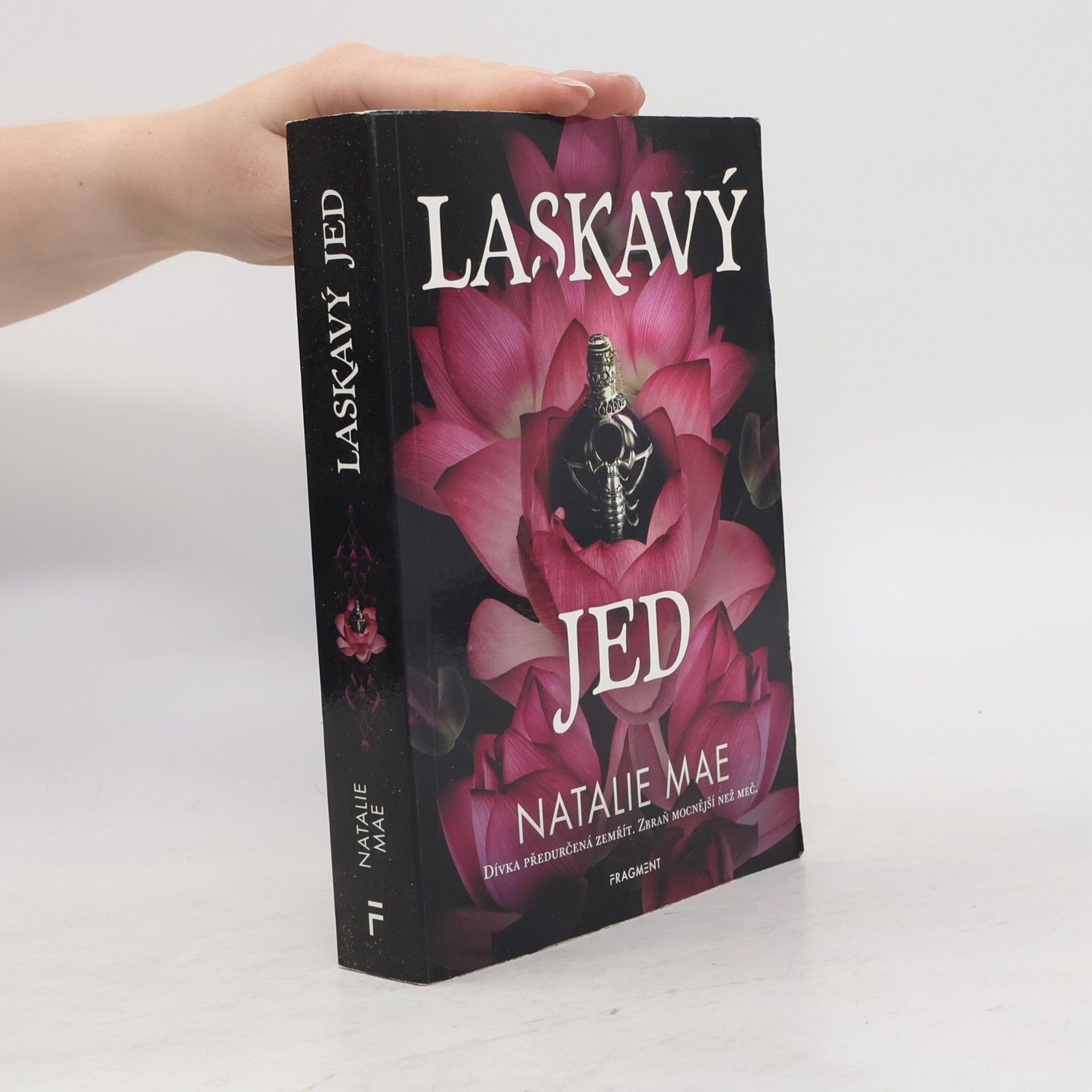Natalie Mae Laskavý jed