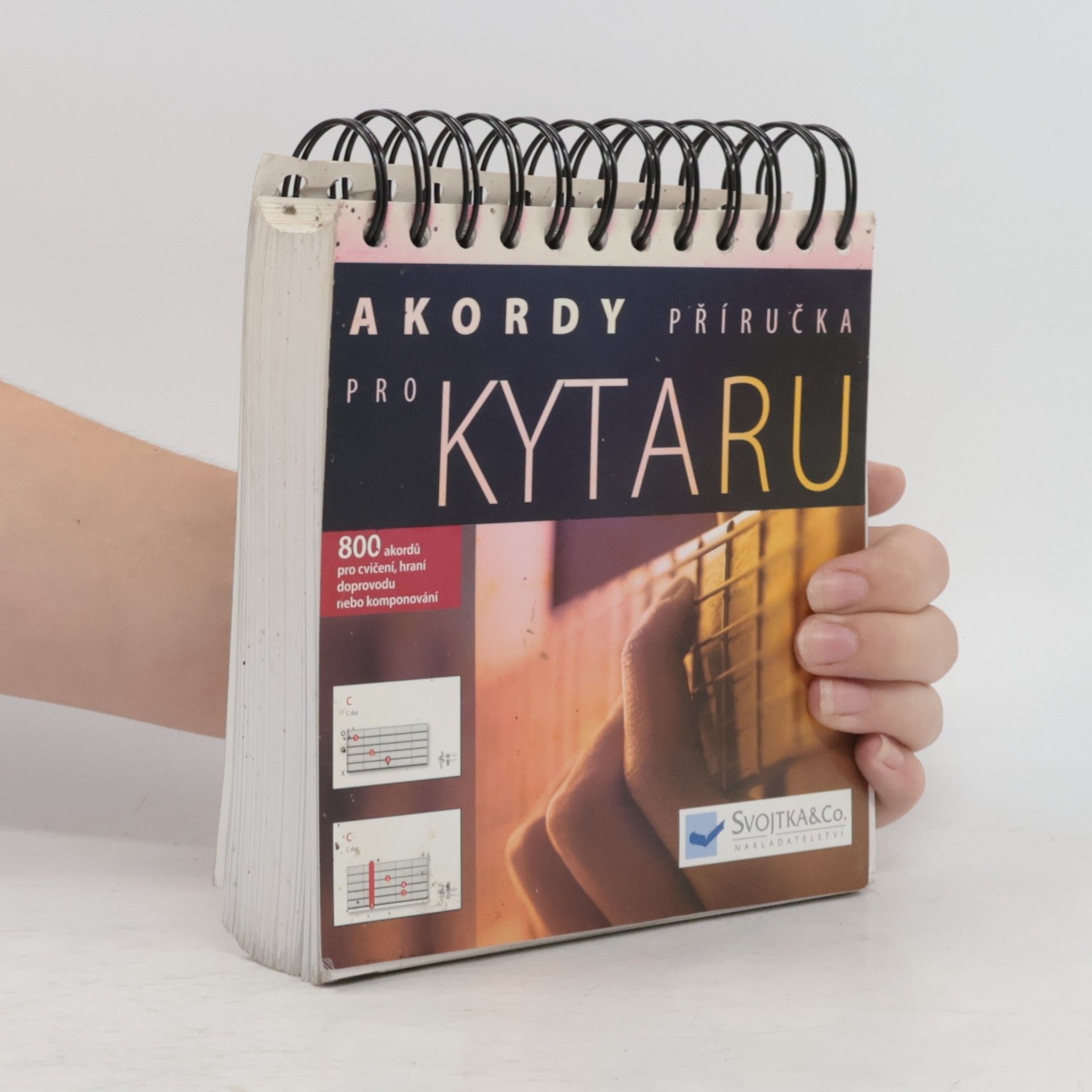 Jiří Dvořák Akordy pro kytaru příručka. 800 akordů pro cvičení, hraní doprovodu nebo komponování