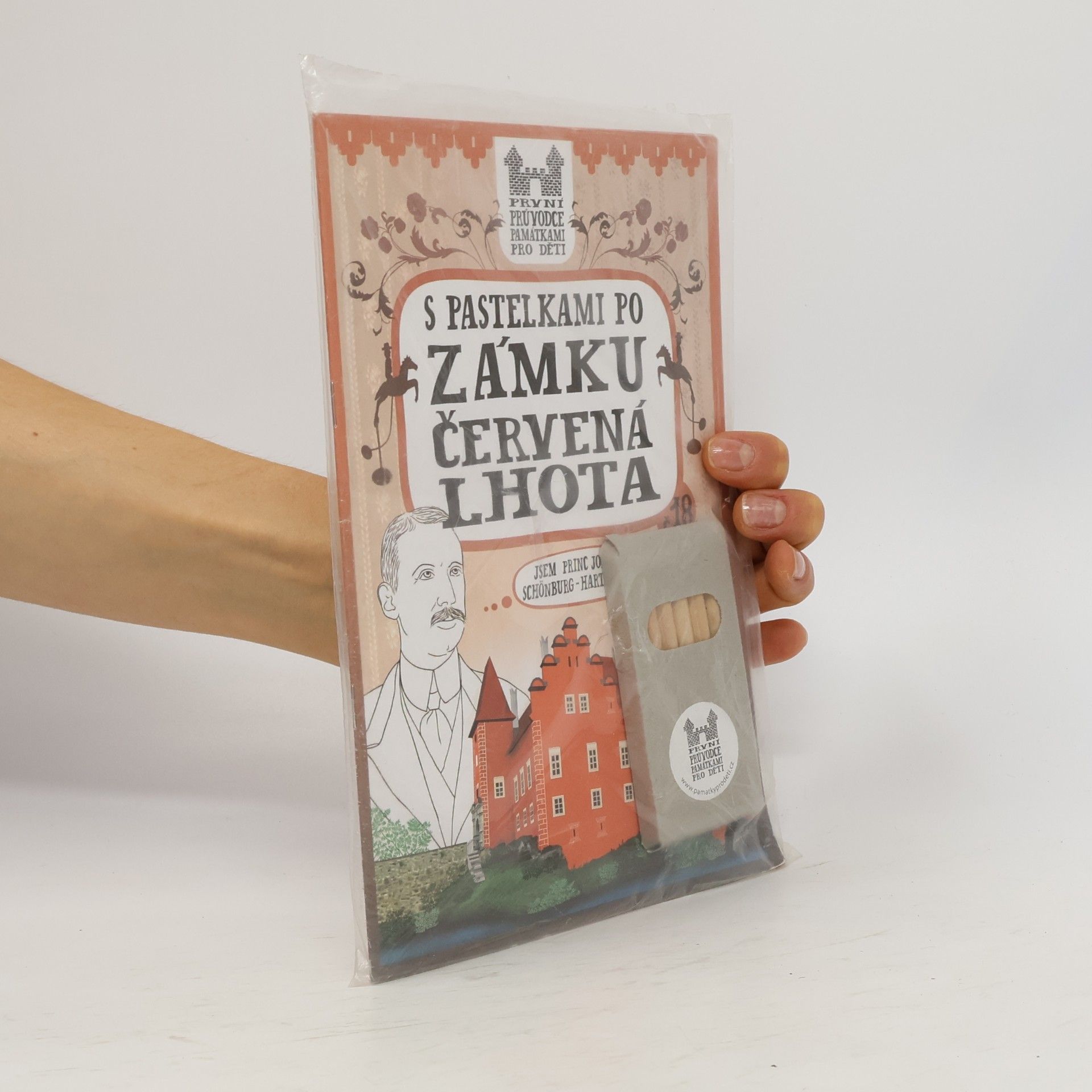 Eva Chupíková S pastelkami po zámku Červená Lhota