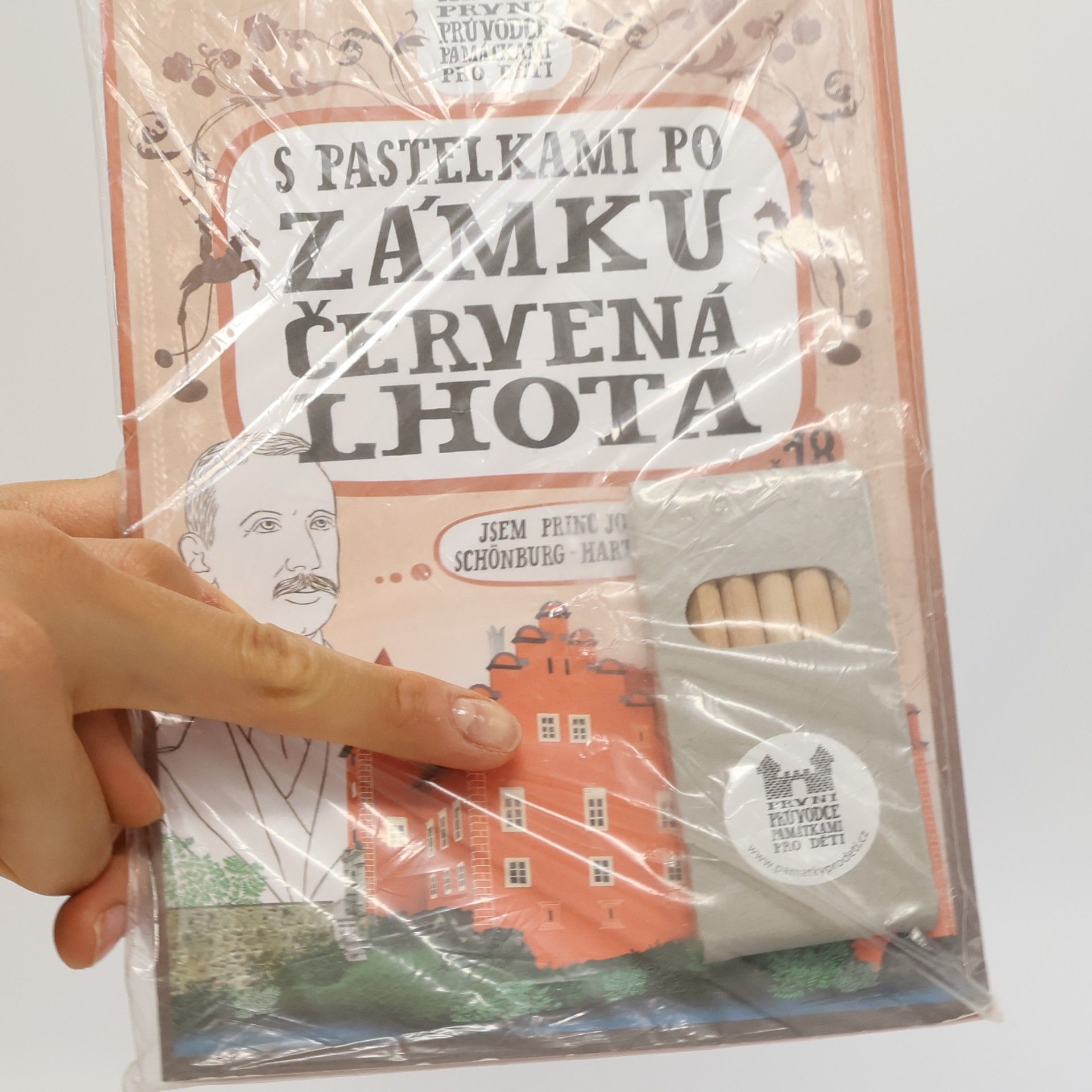 Eva Chupíková S pastelkami po zámku Červená Lhota