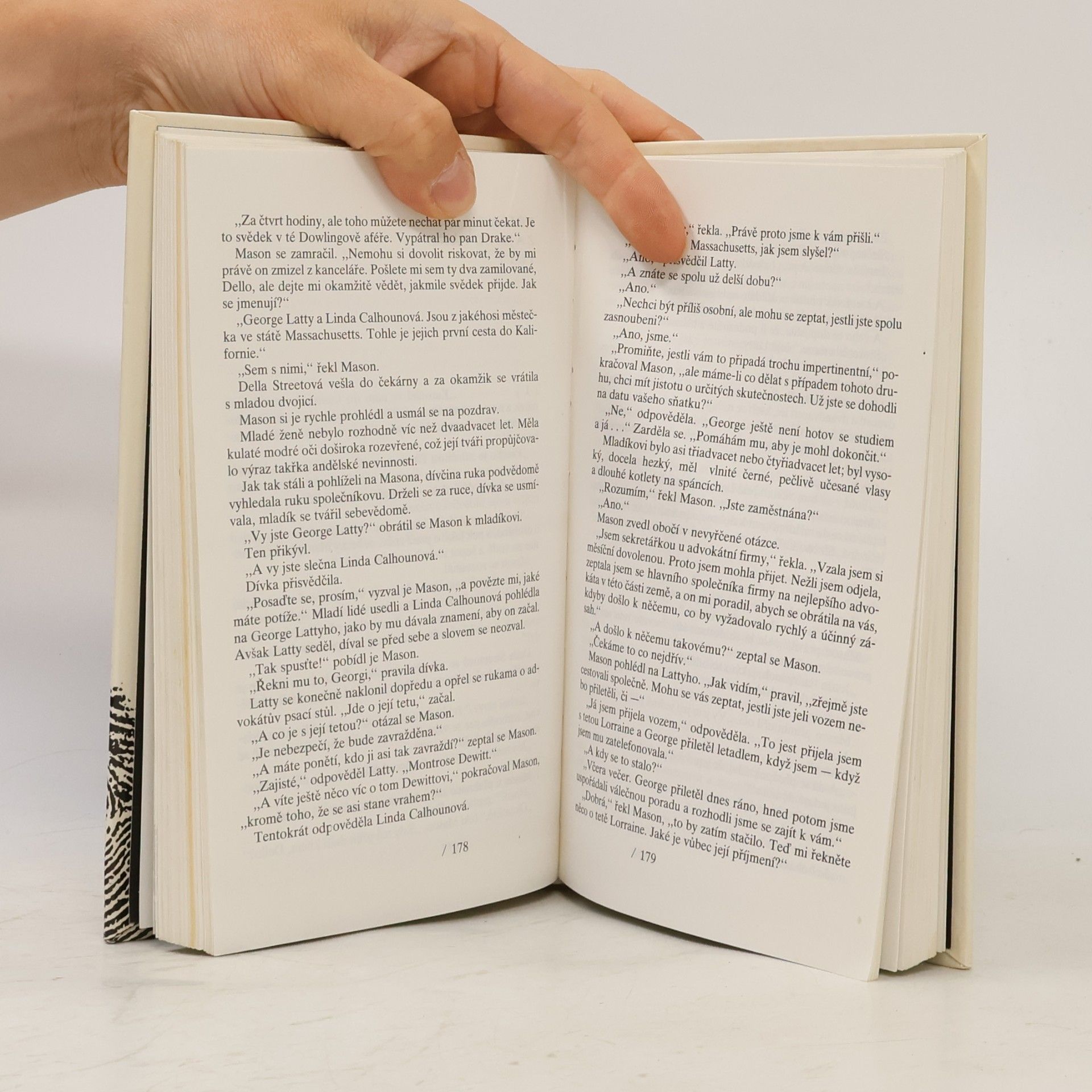 Erle Stanley Gardner Případ sametových drápků a Zamilované tety