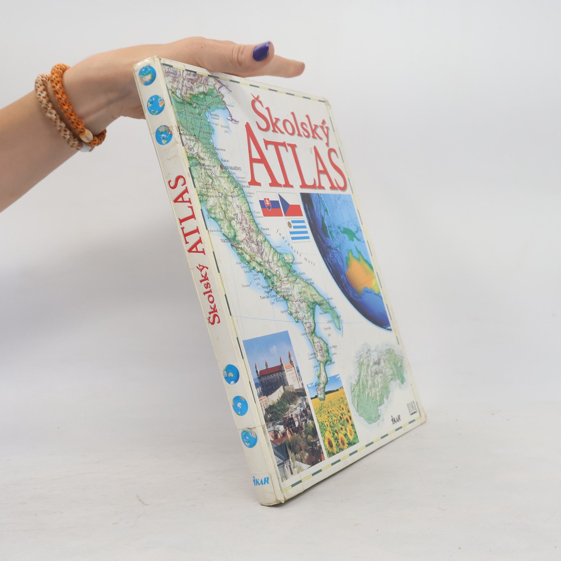 Autorenkollektiv Školský atlas