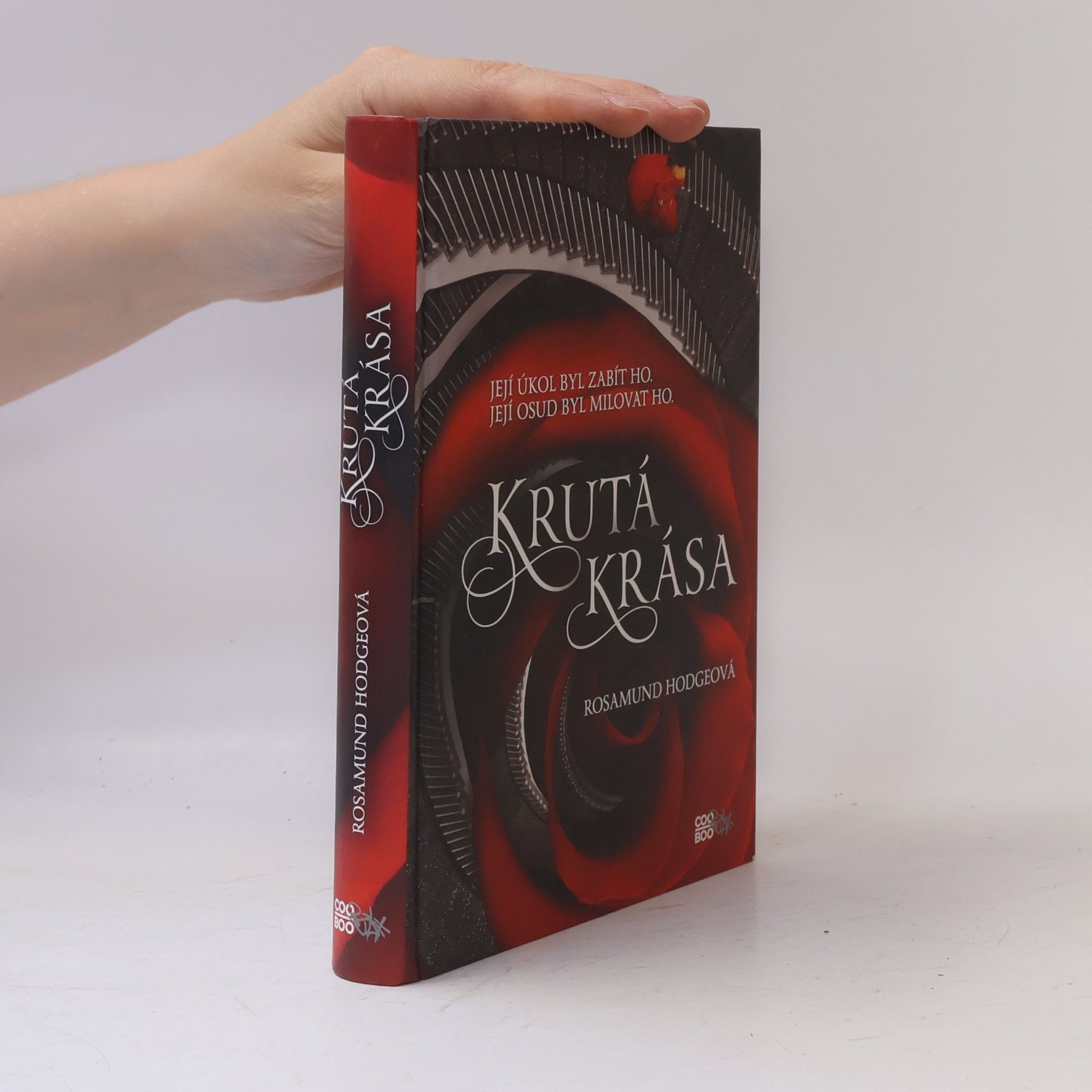 Rosamund Hodge Krutá krása