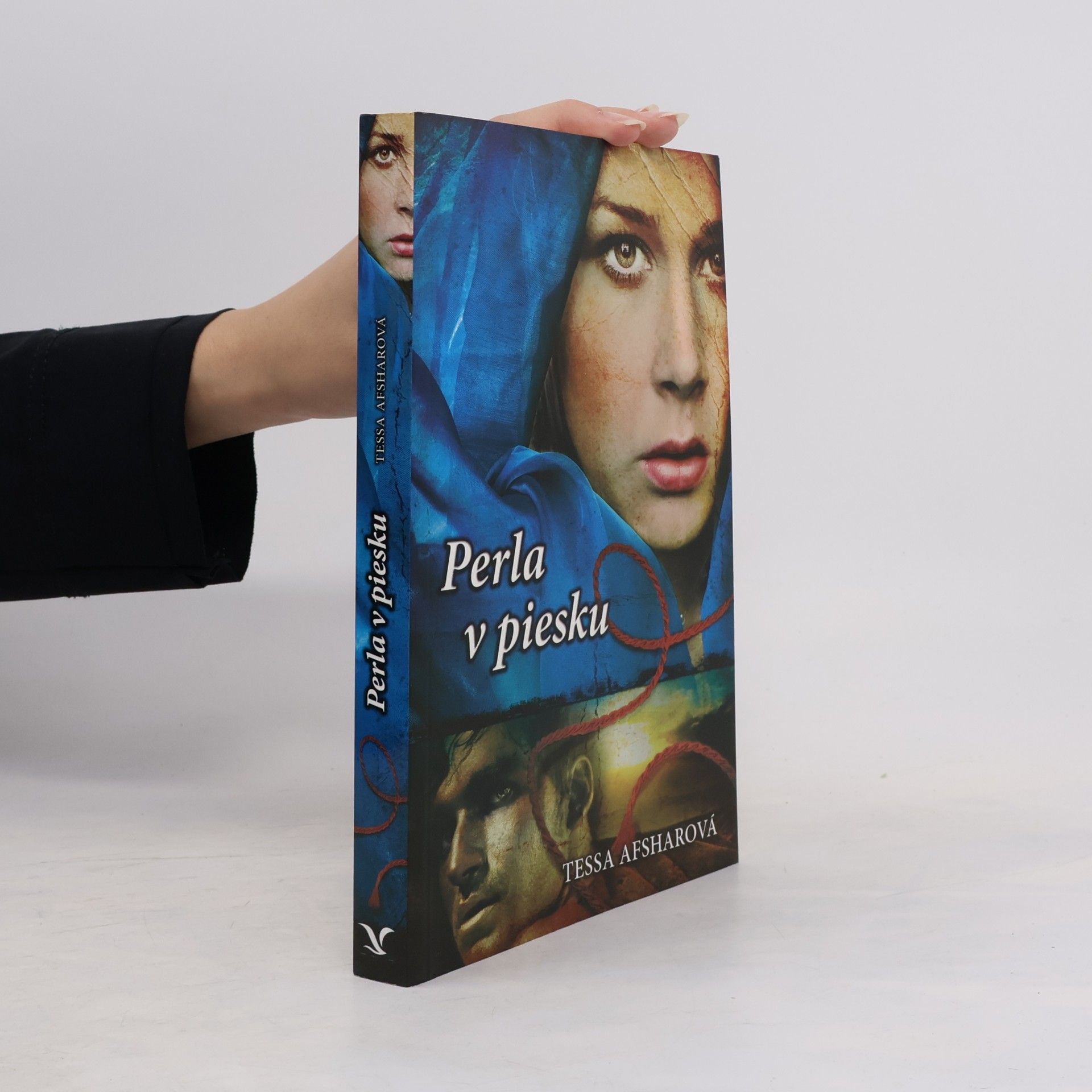 Tessa Afshar Perla v piesku