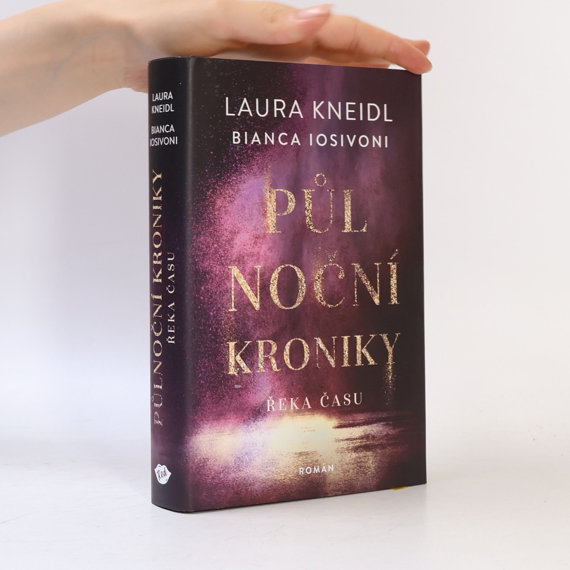 Laura Kneidl Půlnoční kroniky. Řeka času