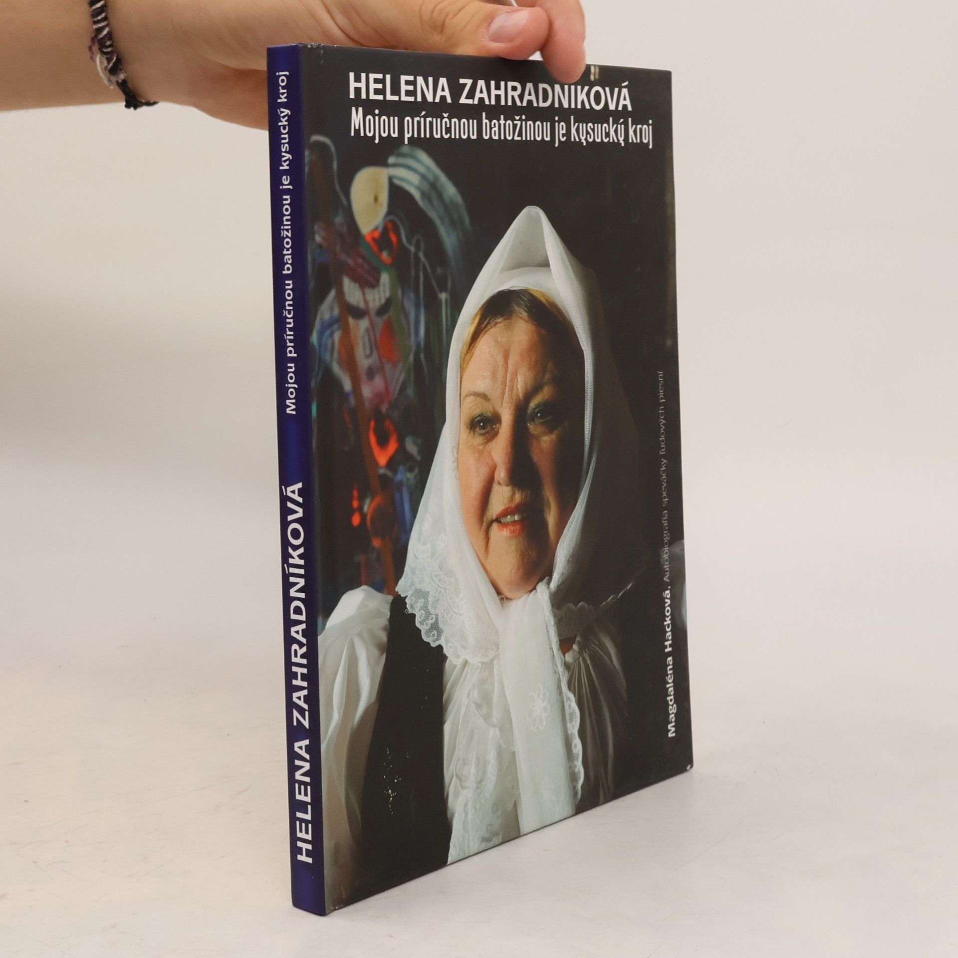 Magdaléna Hacková Helena Zahradníková. Mojou príručnou batožinou je kysucký kroj