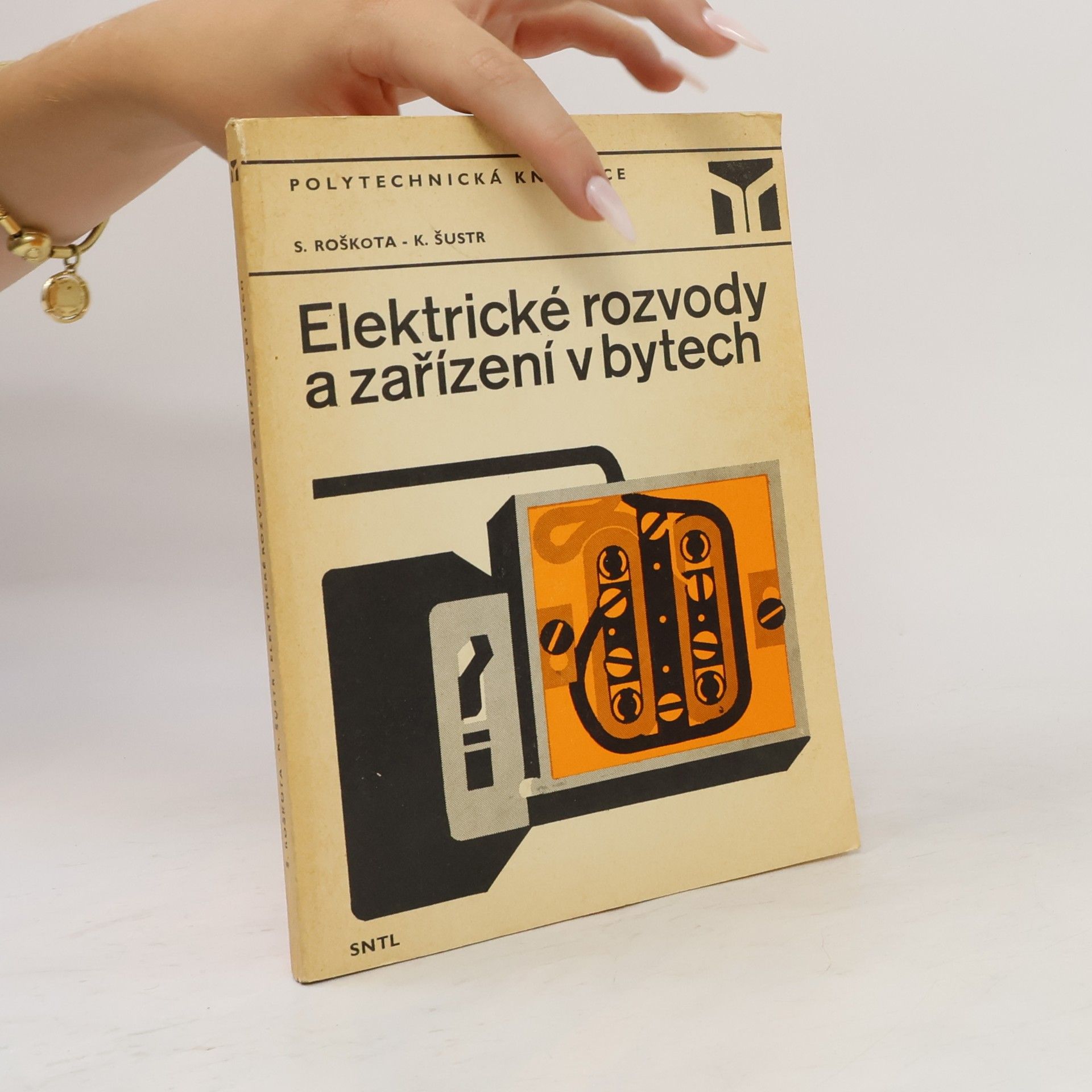 Karel Šustr Elektrické rozvody a zařízení v bytech