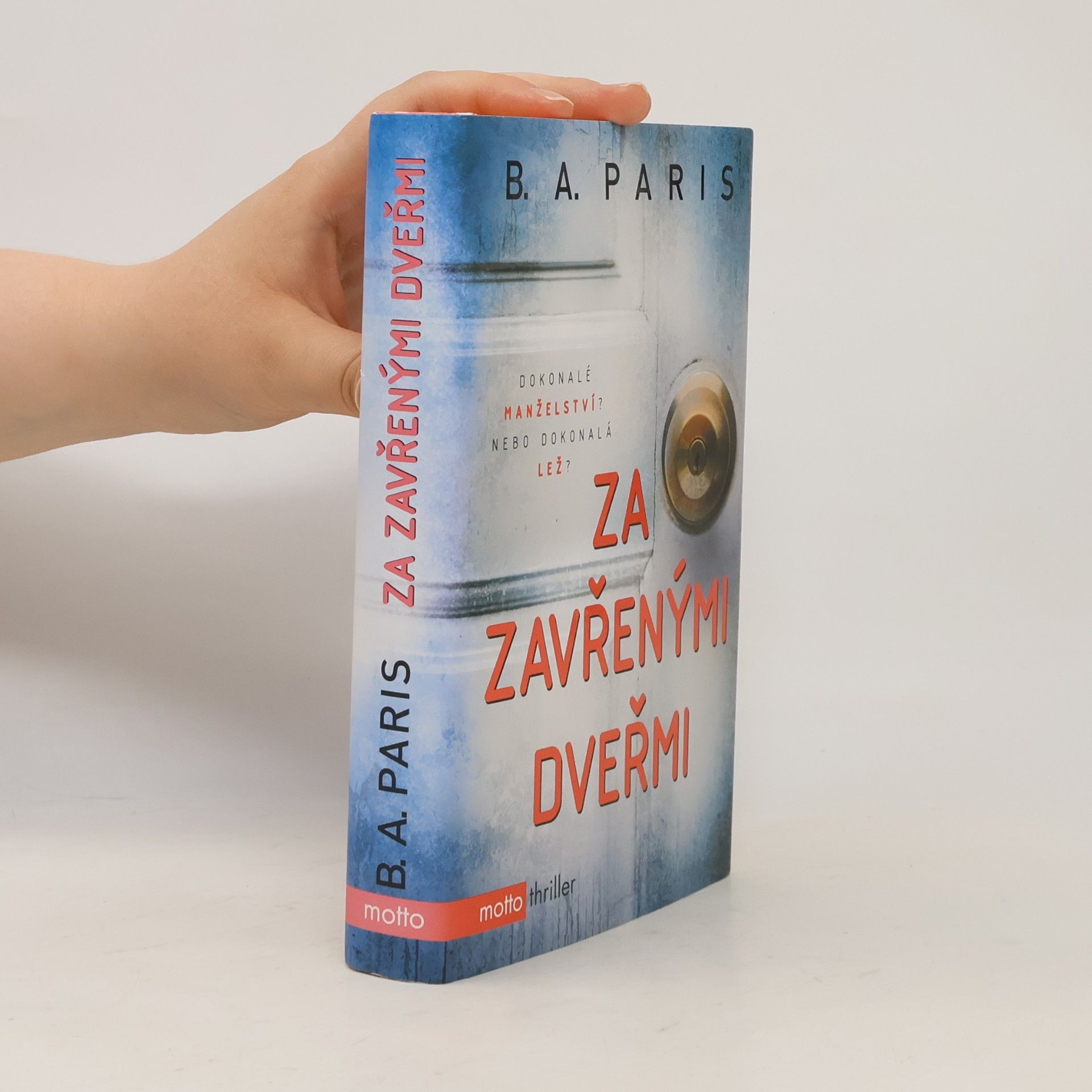 Za zavřenými dveřmi