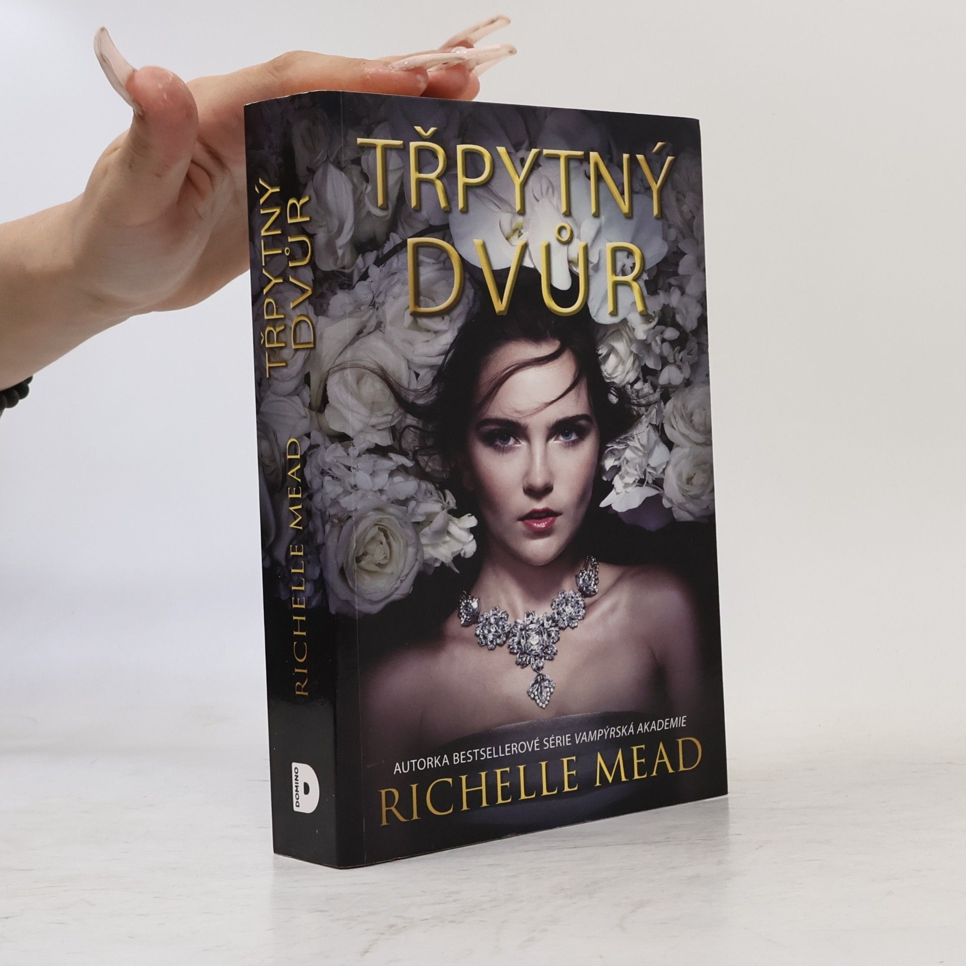 Richelle Mead Třpytný dvůr