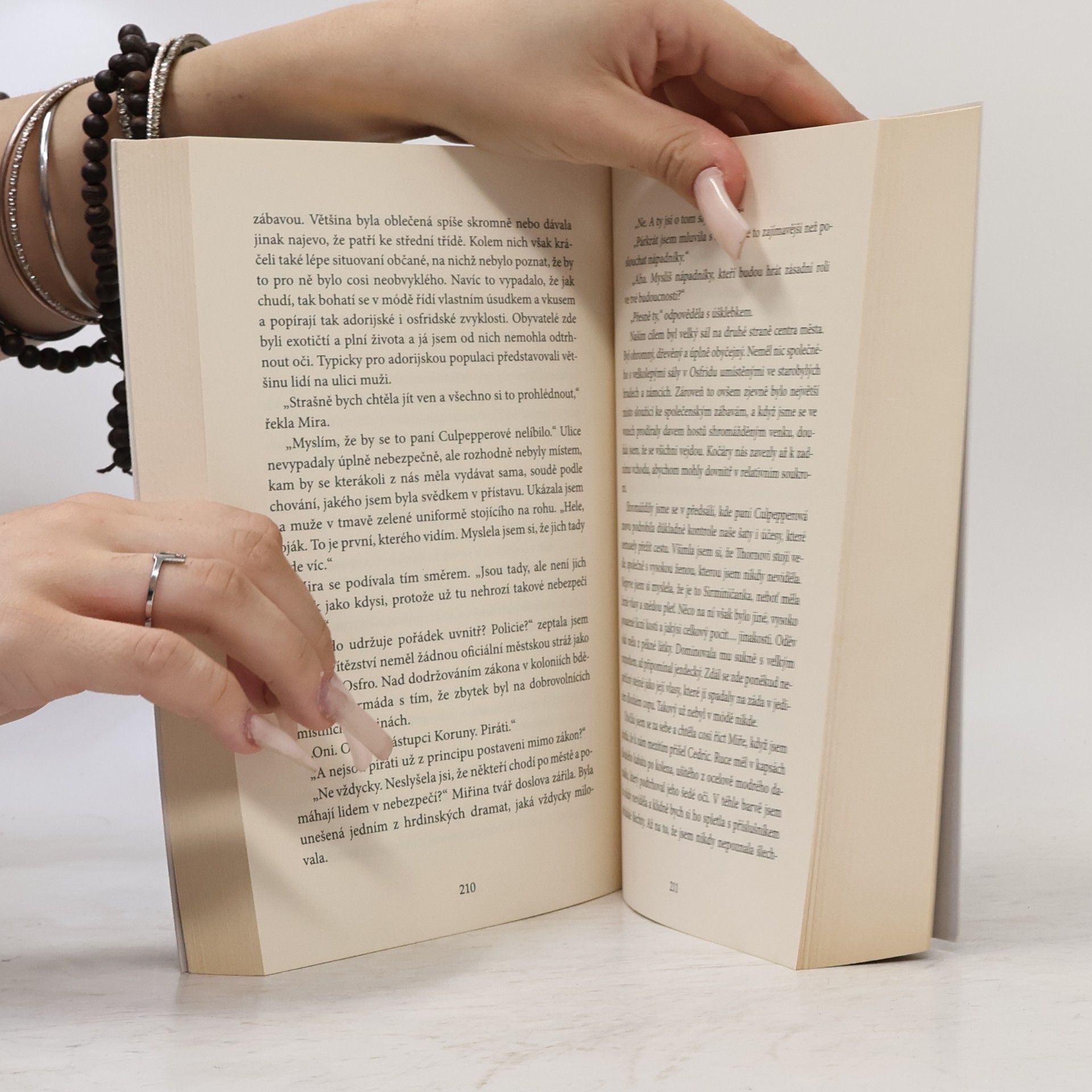 Richelle Mead Třpytný dvůr