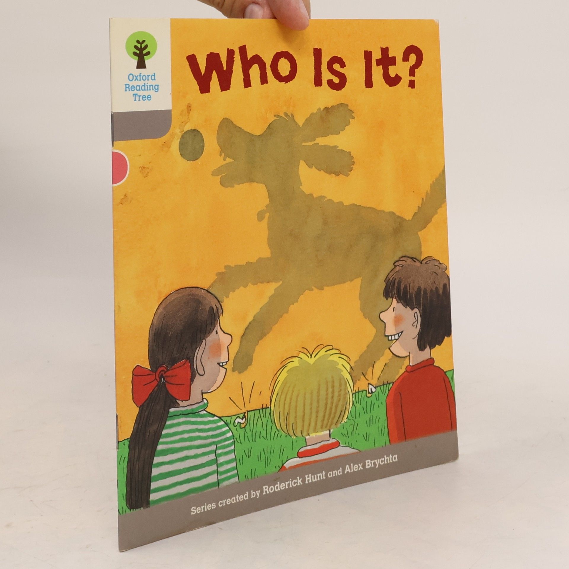 Roderick Hunt Oxford Reading Tree: Level 1: First Words: Who Is It?