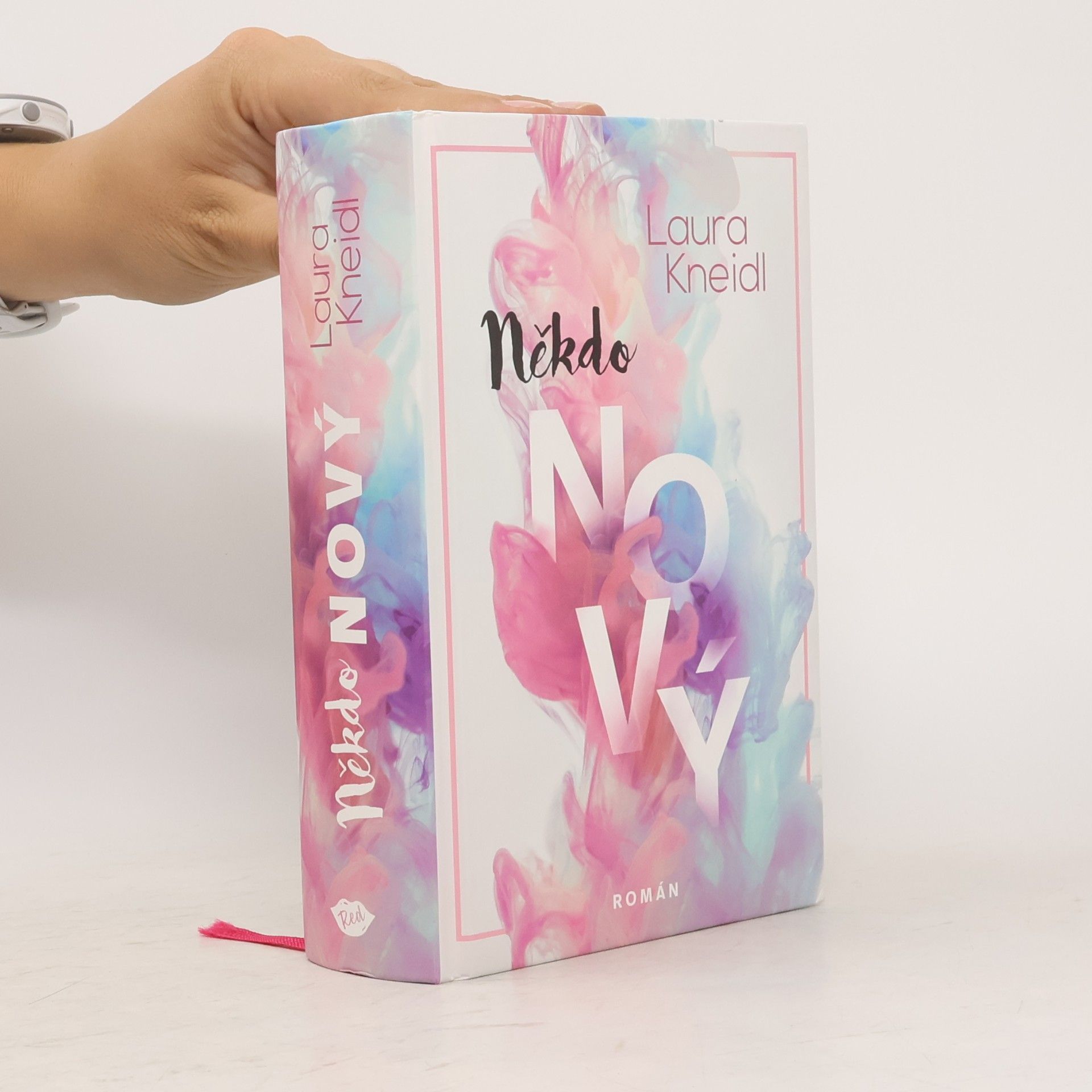 Laura Kneidl Někdo nový