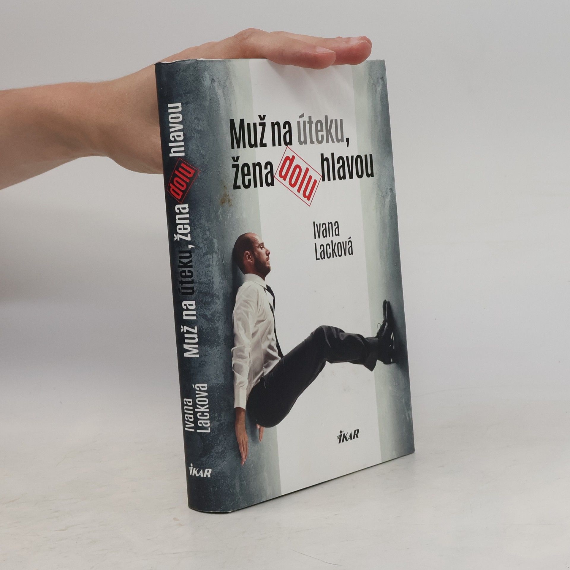Muž na úteku, žena dolu hlavou