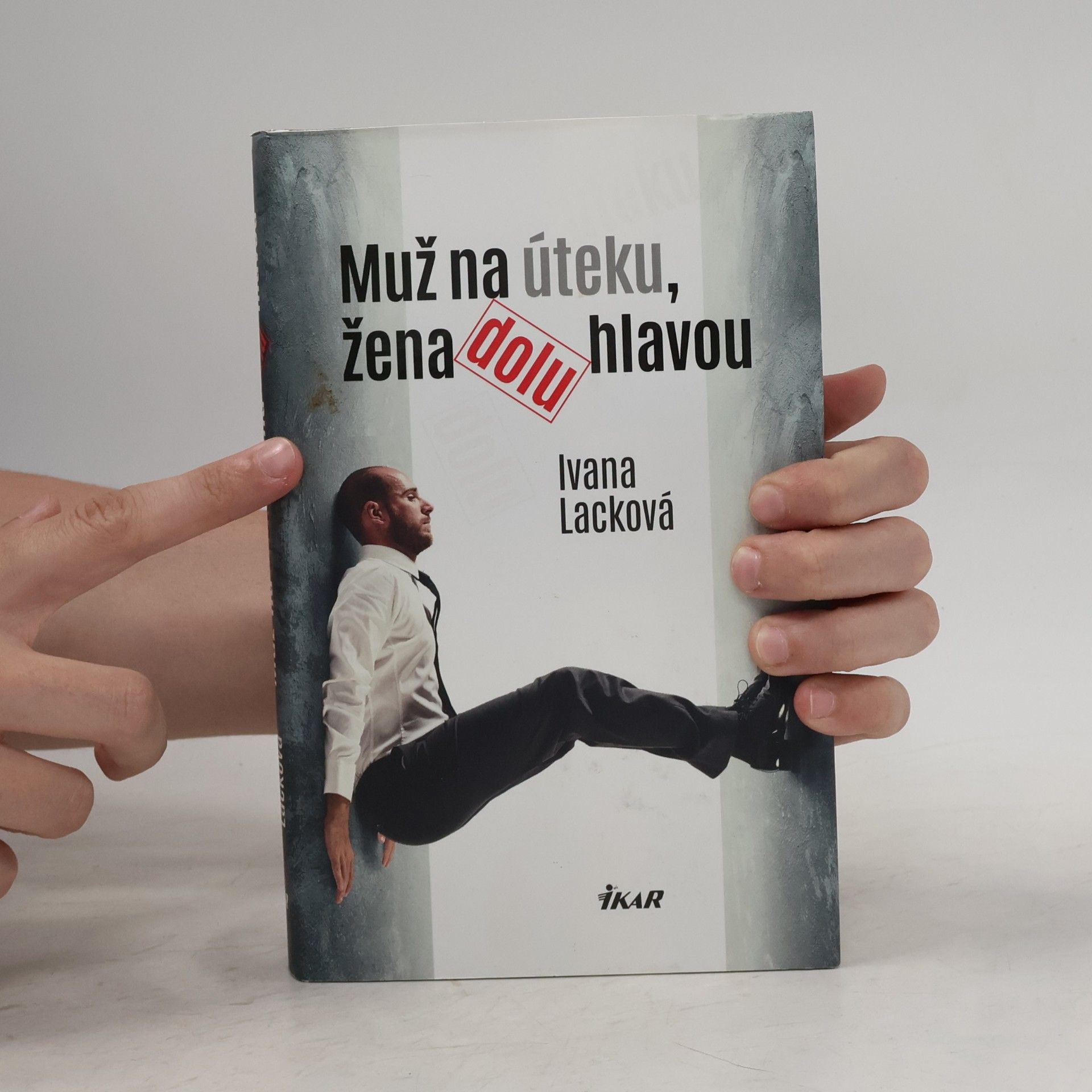 Ivana Lacková Muž na úteku, žena dolu hlavou