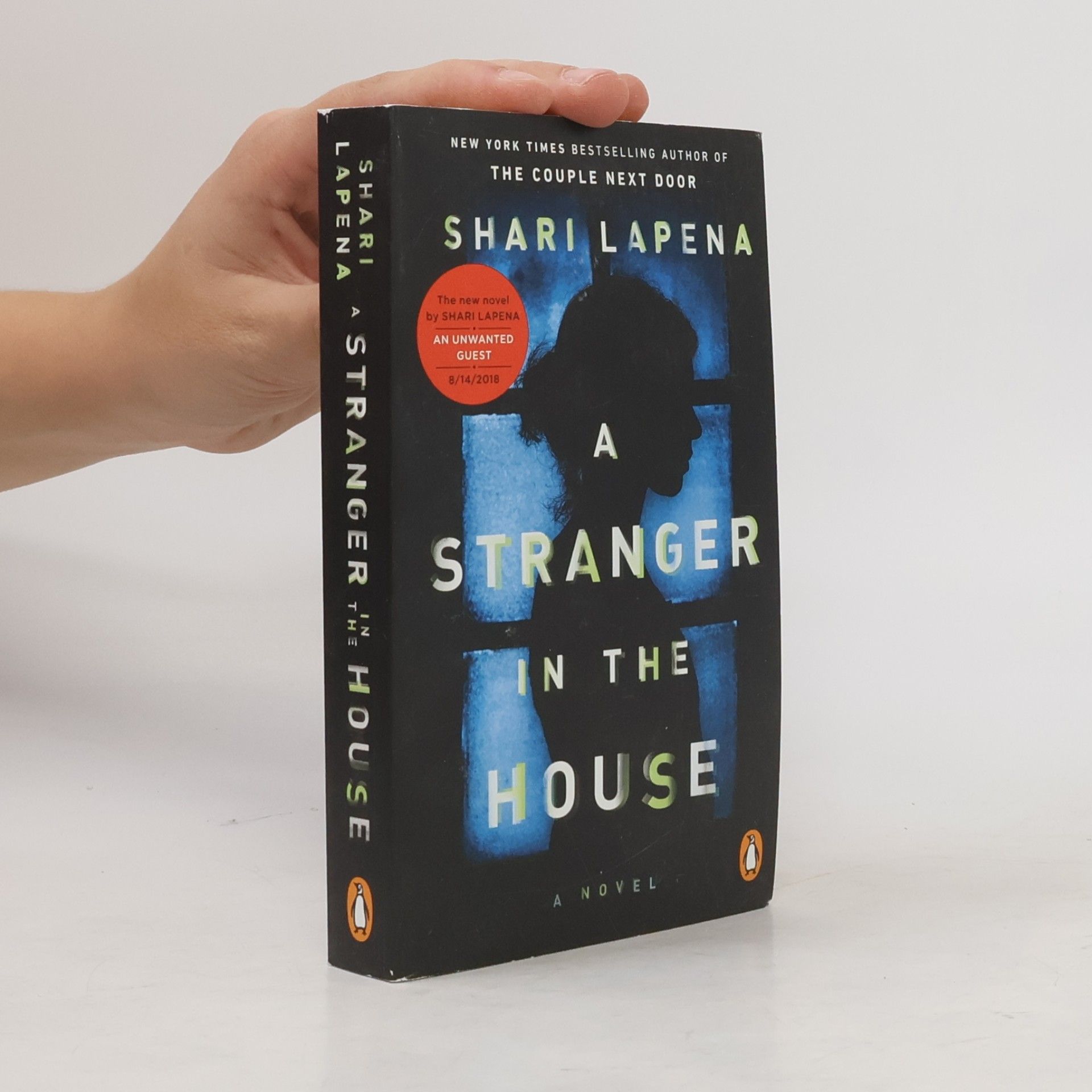 Shari Lapena A Stranger in the House : A Novel