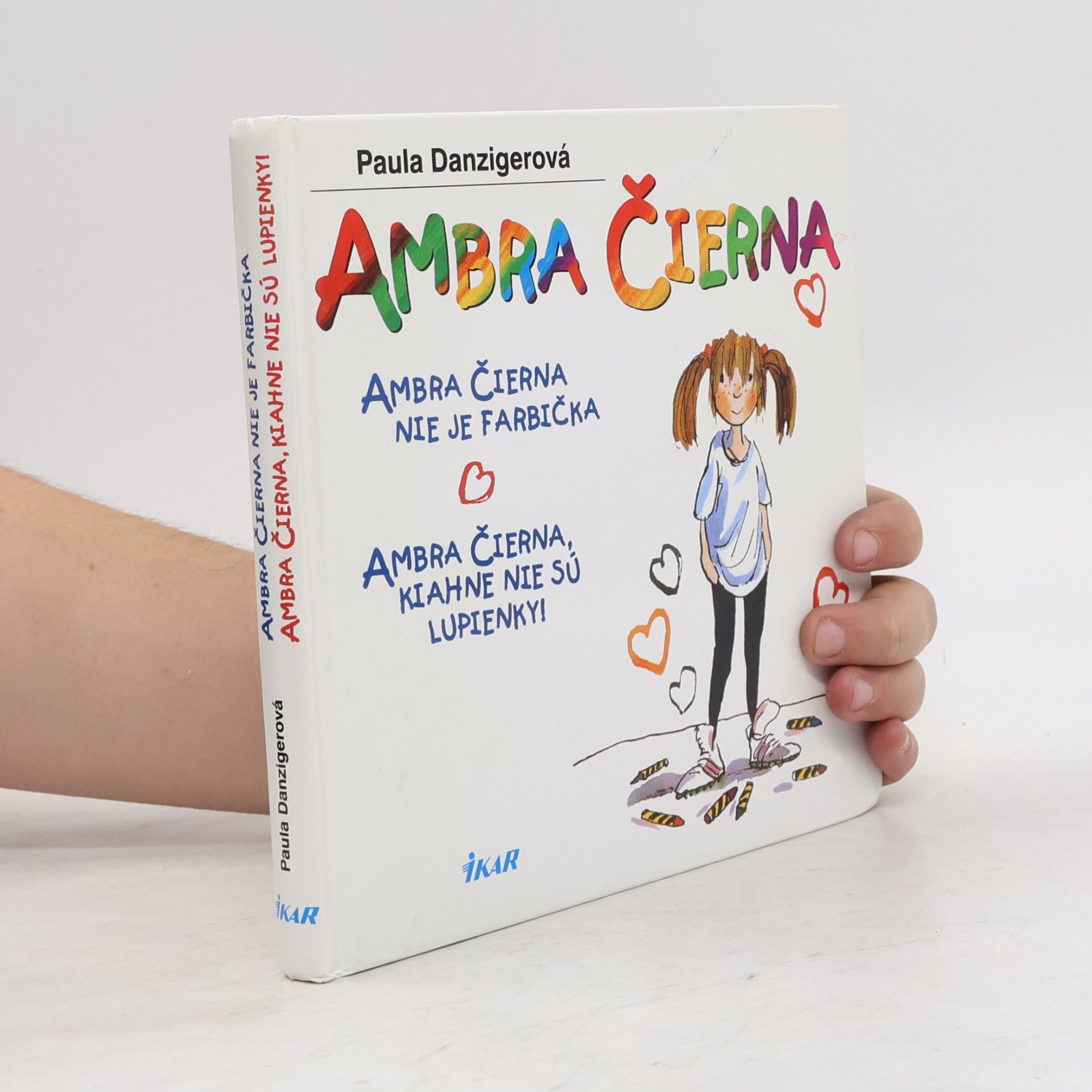 Paula Danziger Ambra Čierna. Ambra Čierna nie je farbička. Ambra Čierna, kiahne nie sú lupienky!