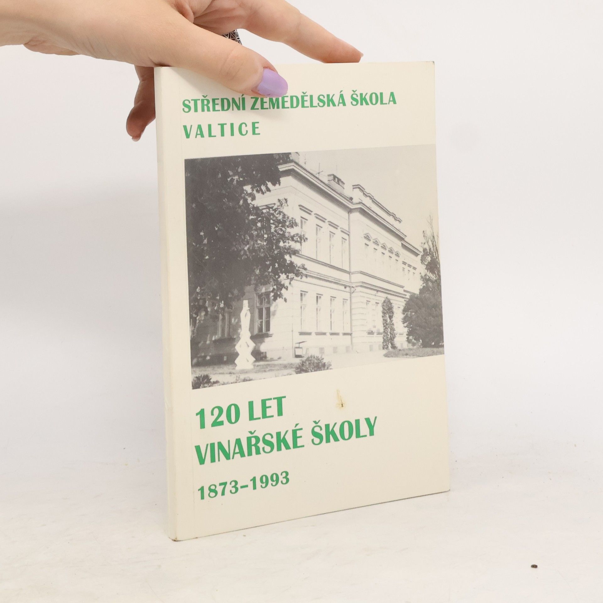 kolektiv 120 let vinařské školy ve Valticích
