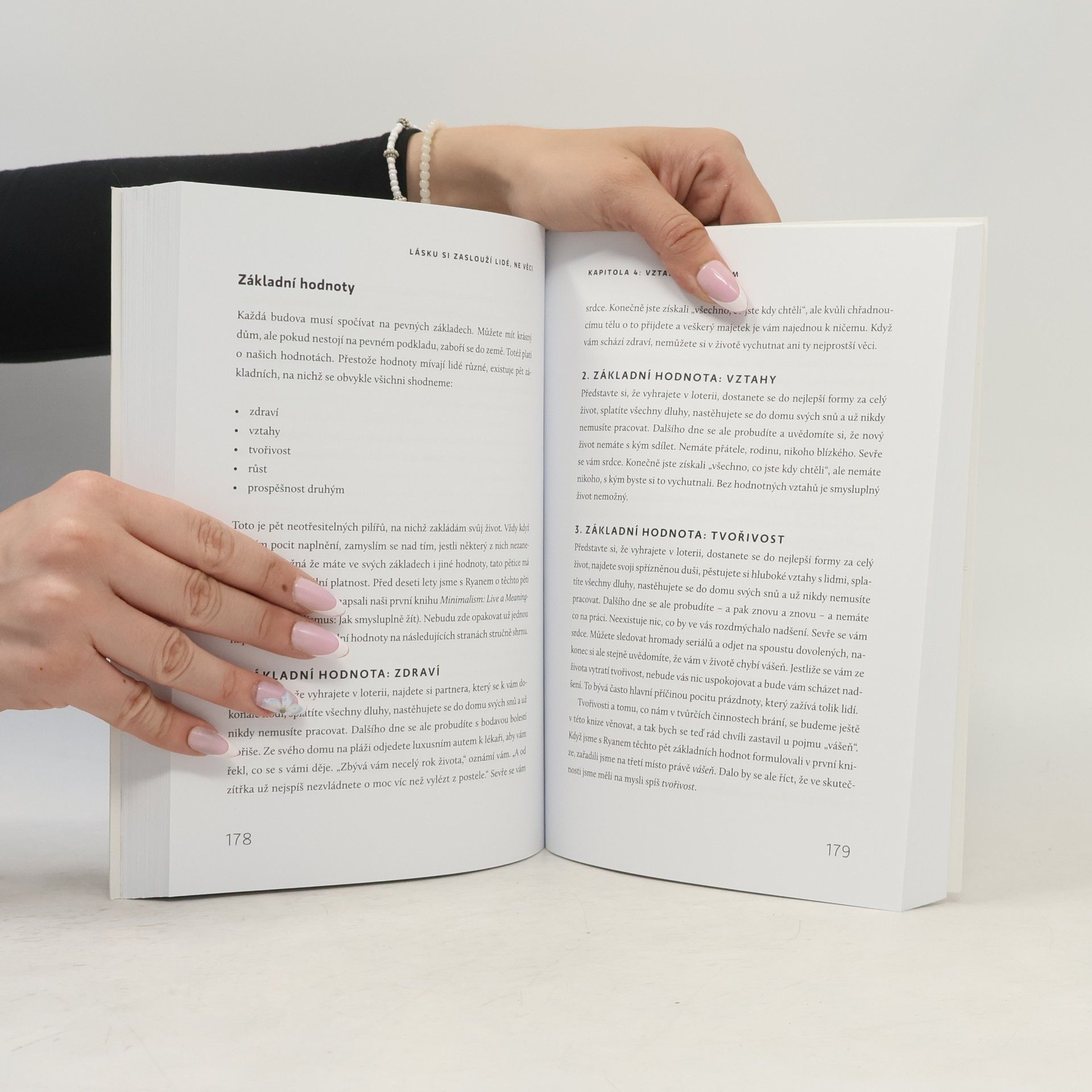 Joshua Fields Millburn Lásku si zaslouží lidé, ne věci : The Minimalists