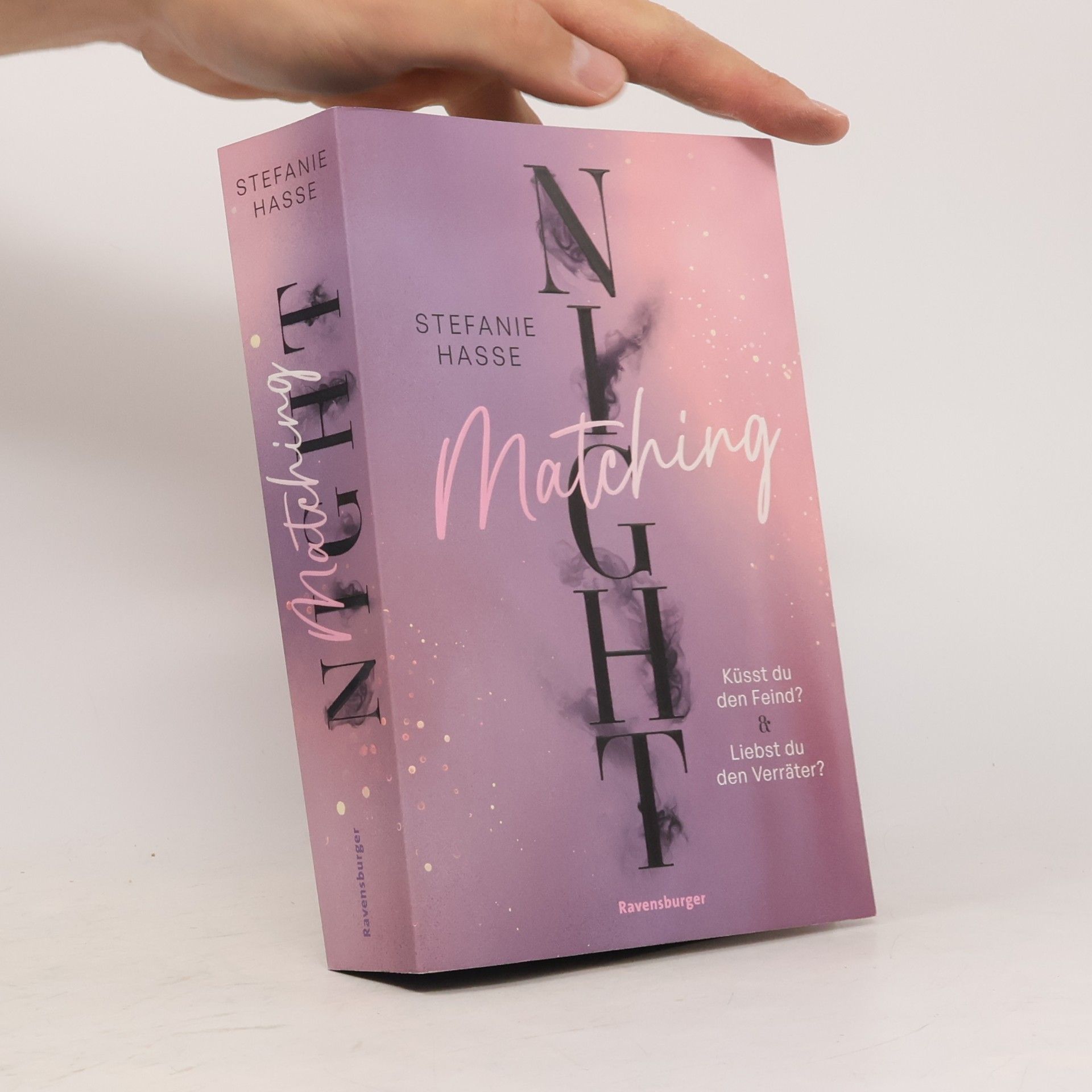 Stefanie Hasse Matching Night, Band 1 & 2: Küsst du den Feind? & Liebst du den Verräter? (Limitierte Ausgabe mit Farbschnitt Doppelband New Adult Romantic Suspense 1. Platz beim Lovelybooks Community Award)