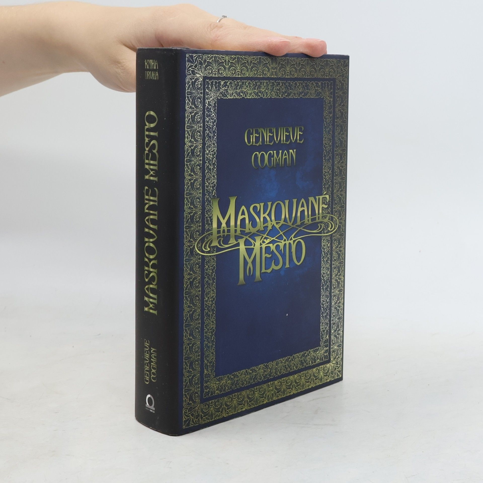 Genevieve Cogman Neviditelná knihovna. Kniha druhá, Maskované město
